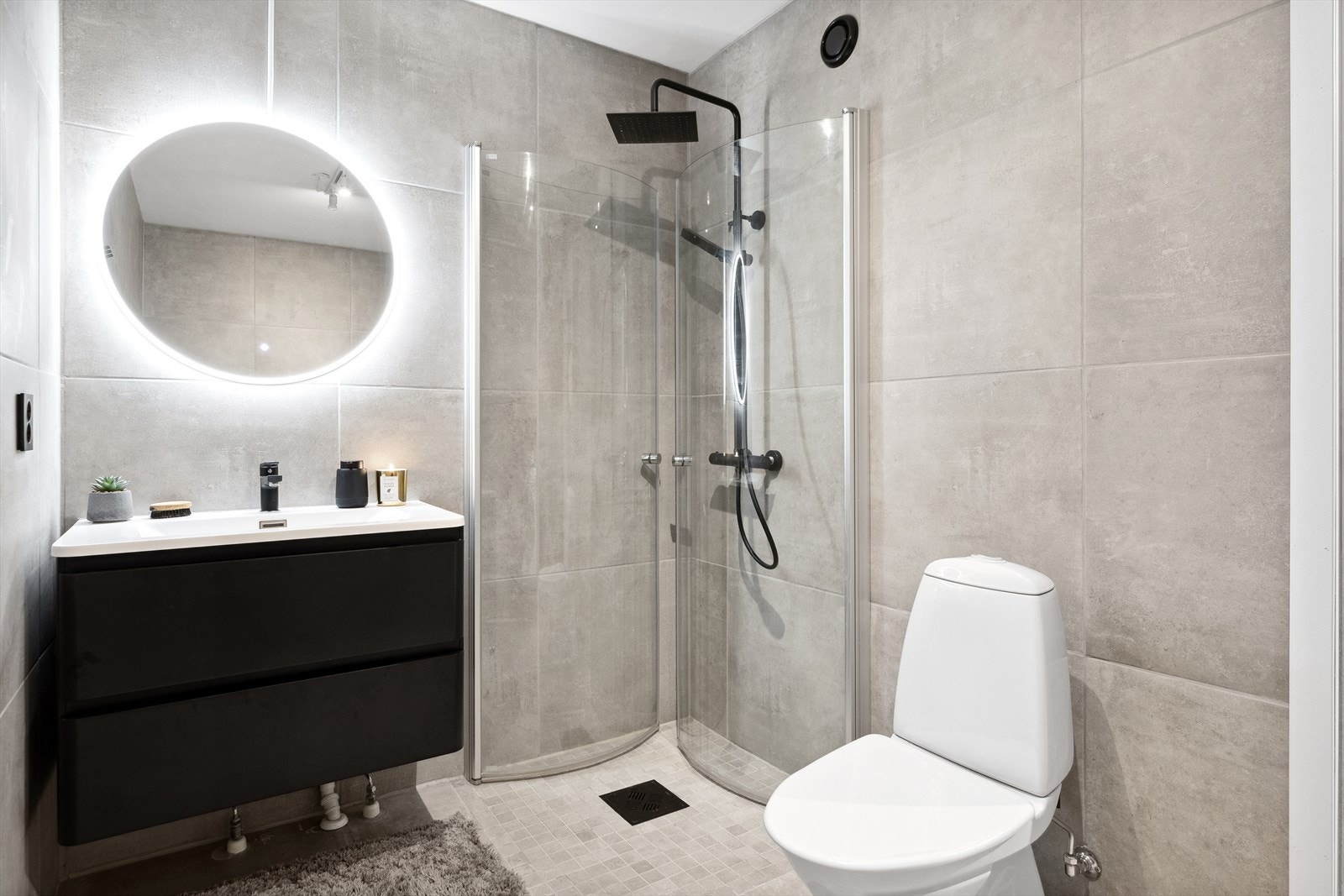 Badet ble oppgradert med nye fliser på gulv og vegger i 2022. Uttrykket er moderne og delikat. Galleribilde