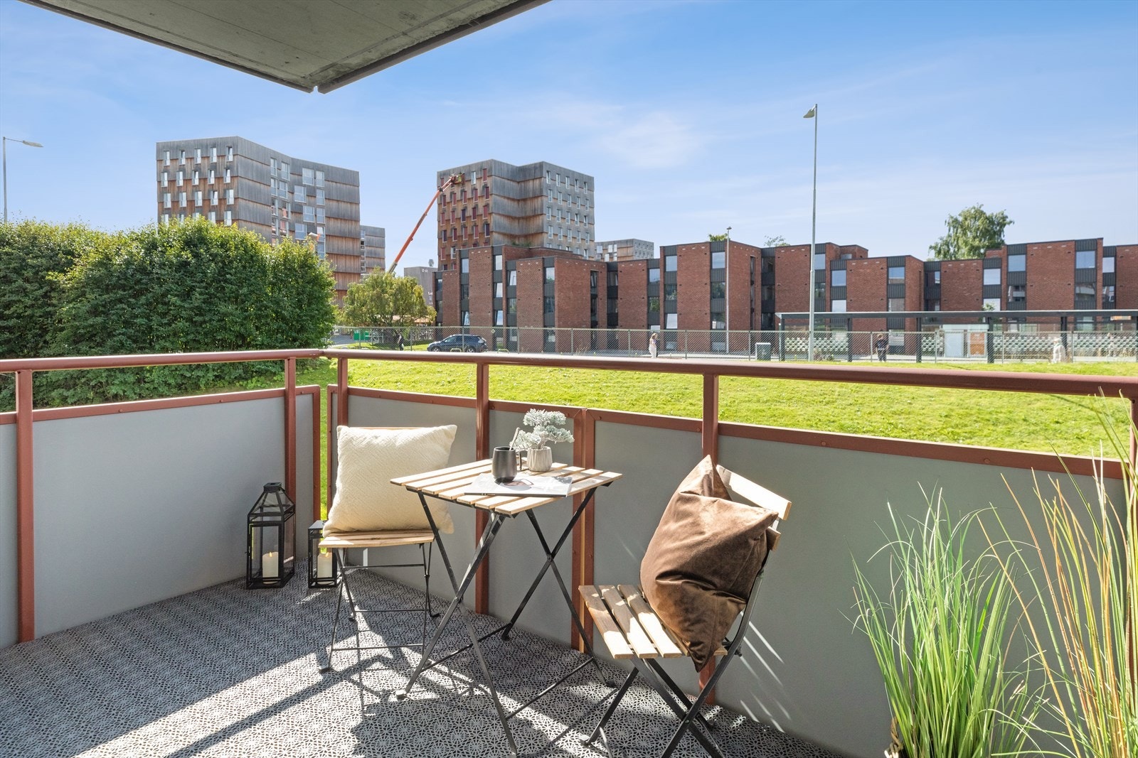 Balkongen har vestvendt beliggenhet og gulvet er belagt med grå plastfliser. Galleribilde