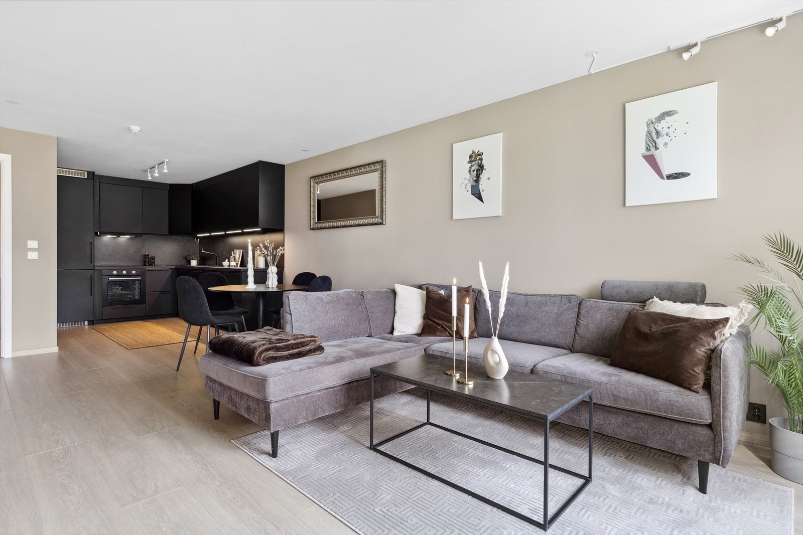 Heimdal Eiendomsmegling v/ Marius Kvalvik har gleden av å presentere Frode Rinnans veg 8 - en stor og pent oppusset 2-roms andelsleilighet med populær beliggenhet. Galleribilde