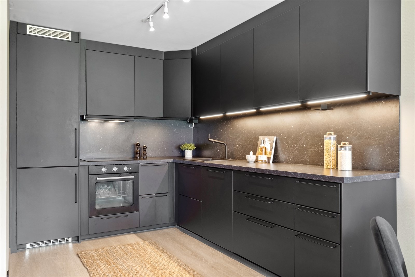 Benkeplatene er i laminat og har marmorering. Samme type plate er benyttet på vegg. Galleribilde