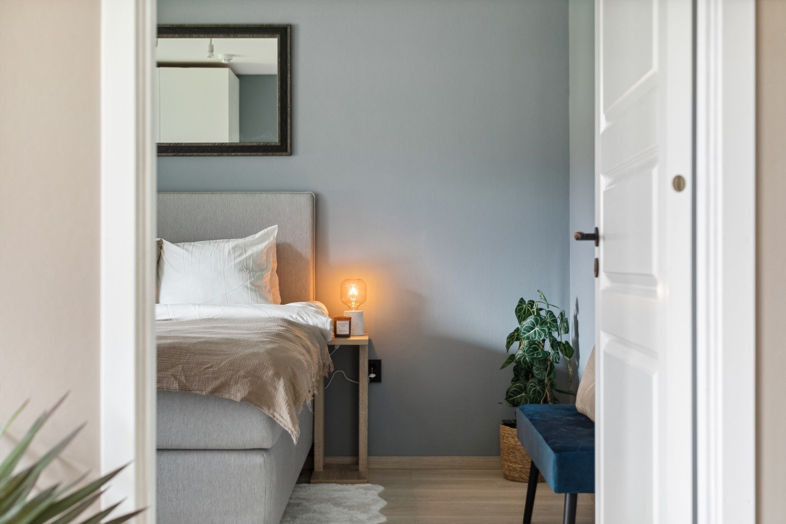 Fra stuen er det dør inn til soverommet. Galleribilde