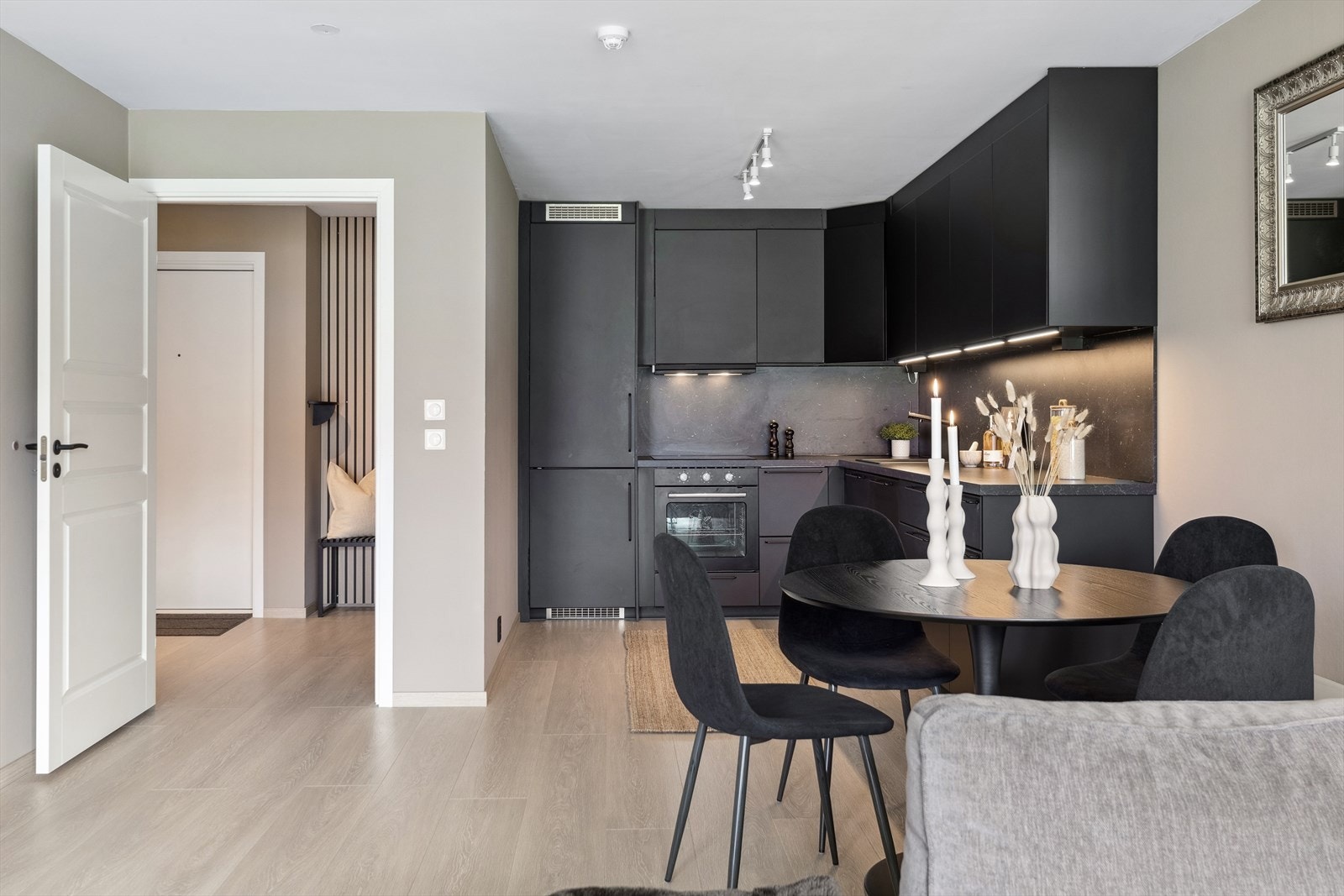 Veggene er slette med listefri overgang til himling. Galleribilde