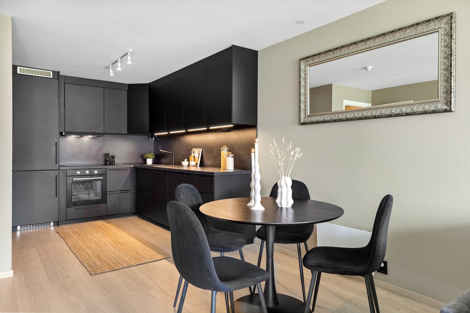 Kjøkkeninnredningen var ny i 2022 og er godt utstyrt med takhøye skap, fine arbeidsflater og integrerte hvitevarer. Galleribilde