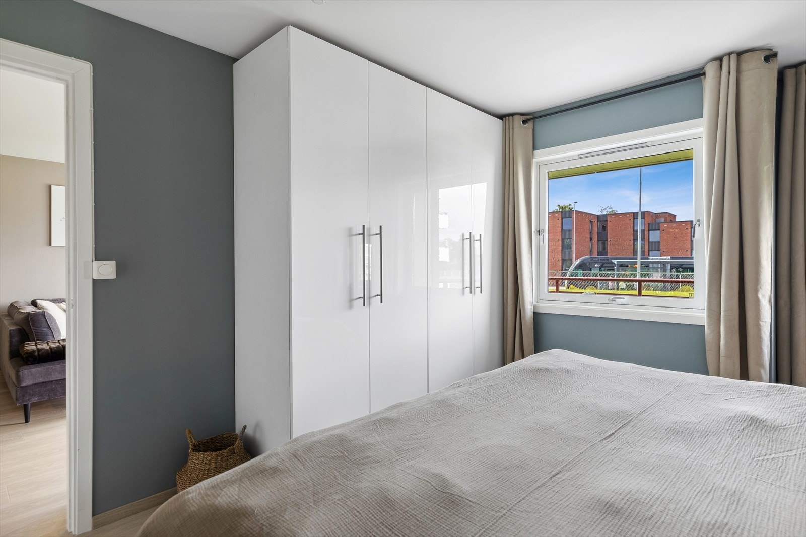 I tillegg til skap i soverommet, har leiligheten skyvedørsgarderobe i entreen og disponibel bod i kjelleren. Galleribilde