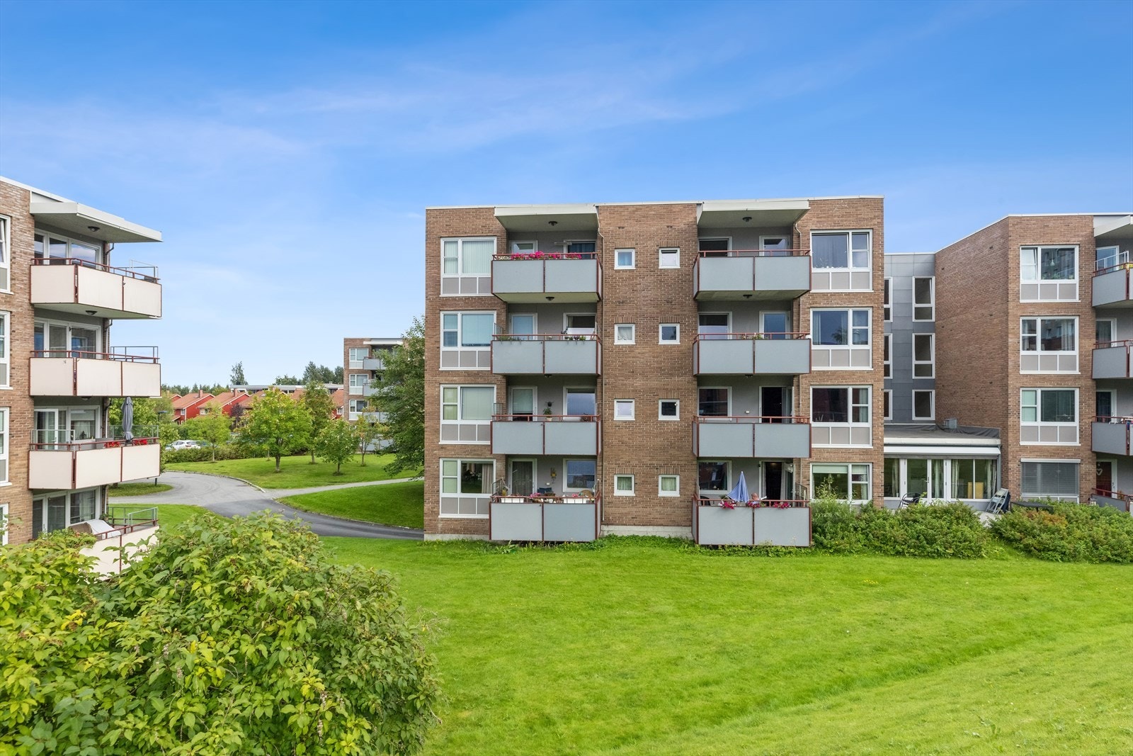 Borettslaget er veldrevet og har store, grønne fellesarealer rundt boligblokkene. Galleribilde