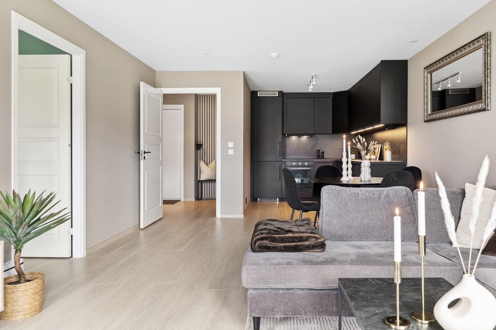 Enstavs laminatgulv er lagt sømløst mellom stue/kjøkken, entré og soverom. Galleribilde