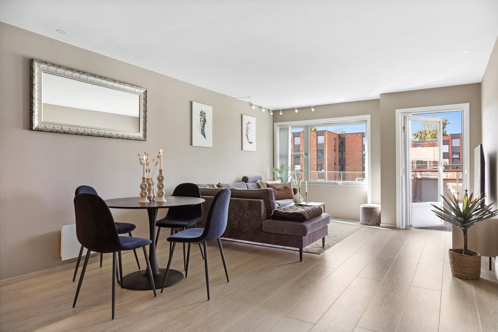 Kjøkkenets tilbaketrukne plassering i rommet gir plass til spisebord i overgang til sofasonen. Galleribilde