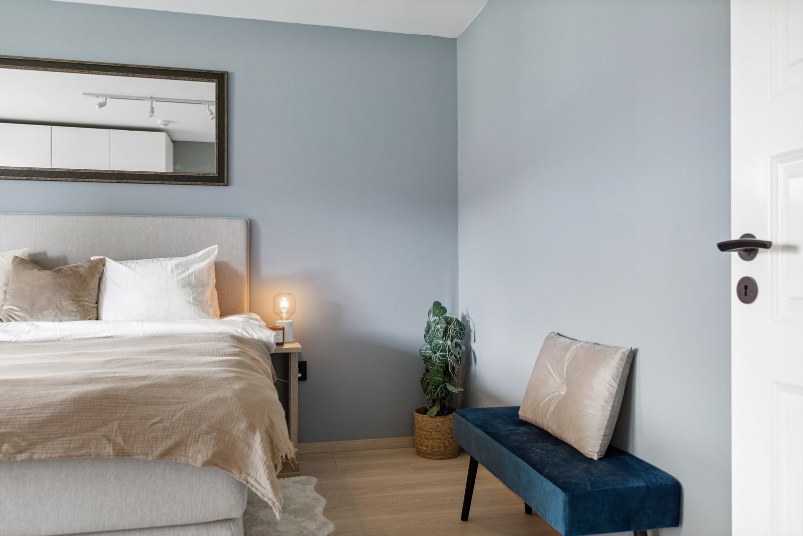 Soverommet har en takhøy garderobeløsning bestående av to doble skap med hvite høyglansfronter. Galleribilde