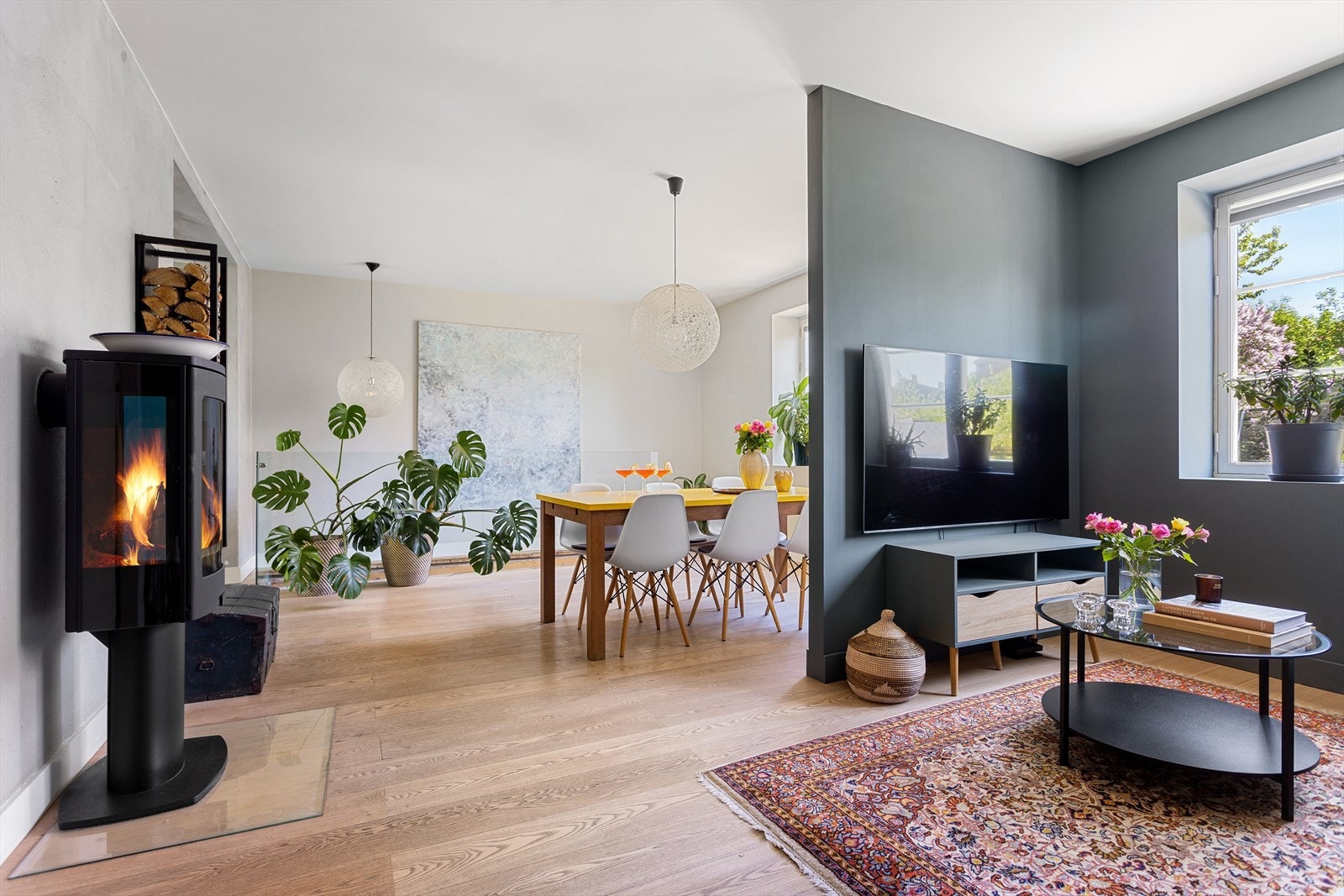 Innvendig har boligen en familievennlig og god planløsning over to etasjer. Galleribilde