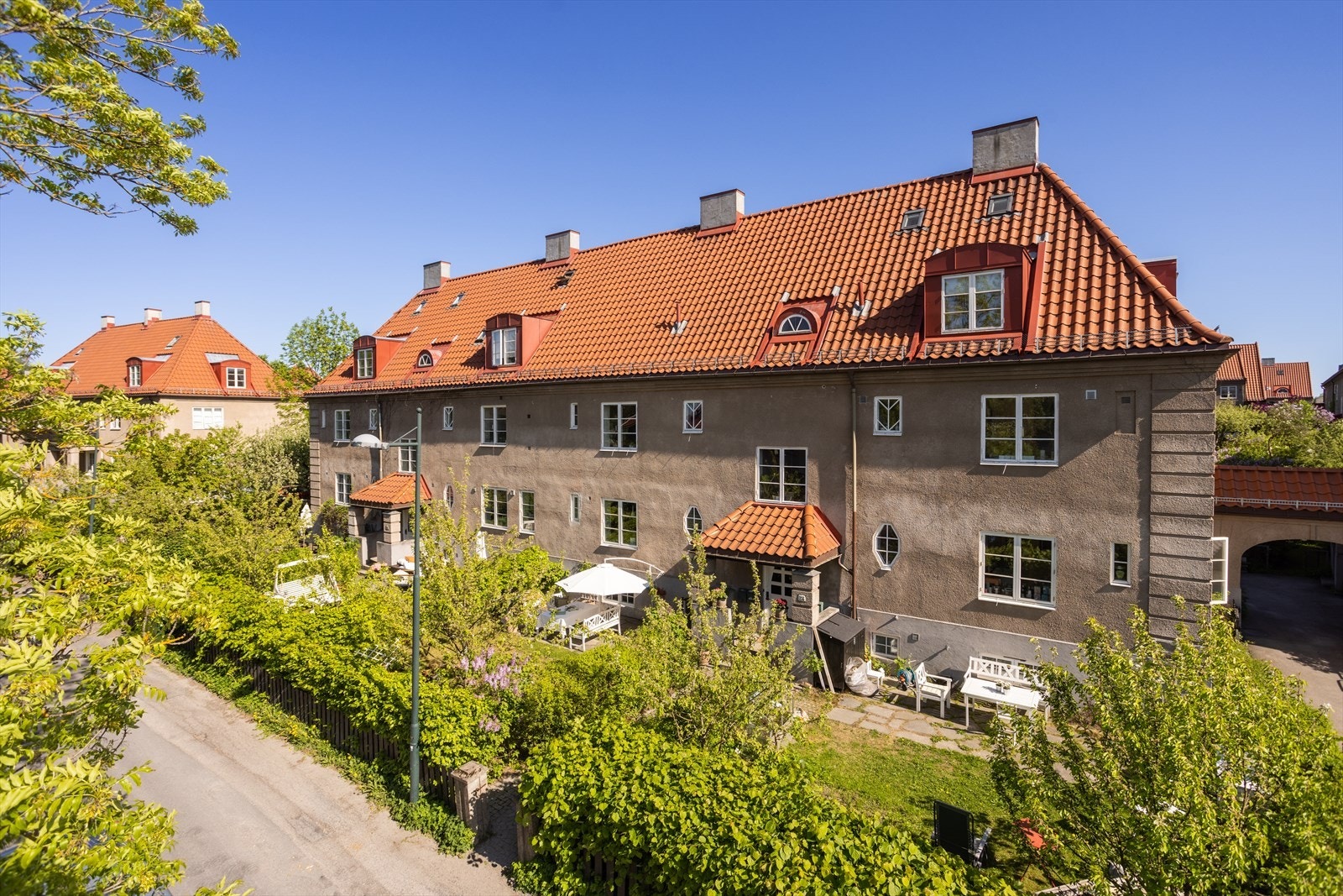 Den gode interne beliggenheten gjør at du bor stille i frodige omgivelser, samtidig som trikk og T-bane bare er noen få minutter unna. Galleribilde