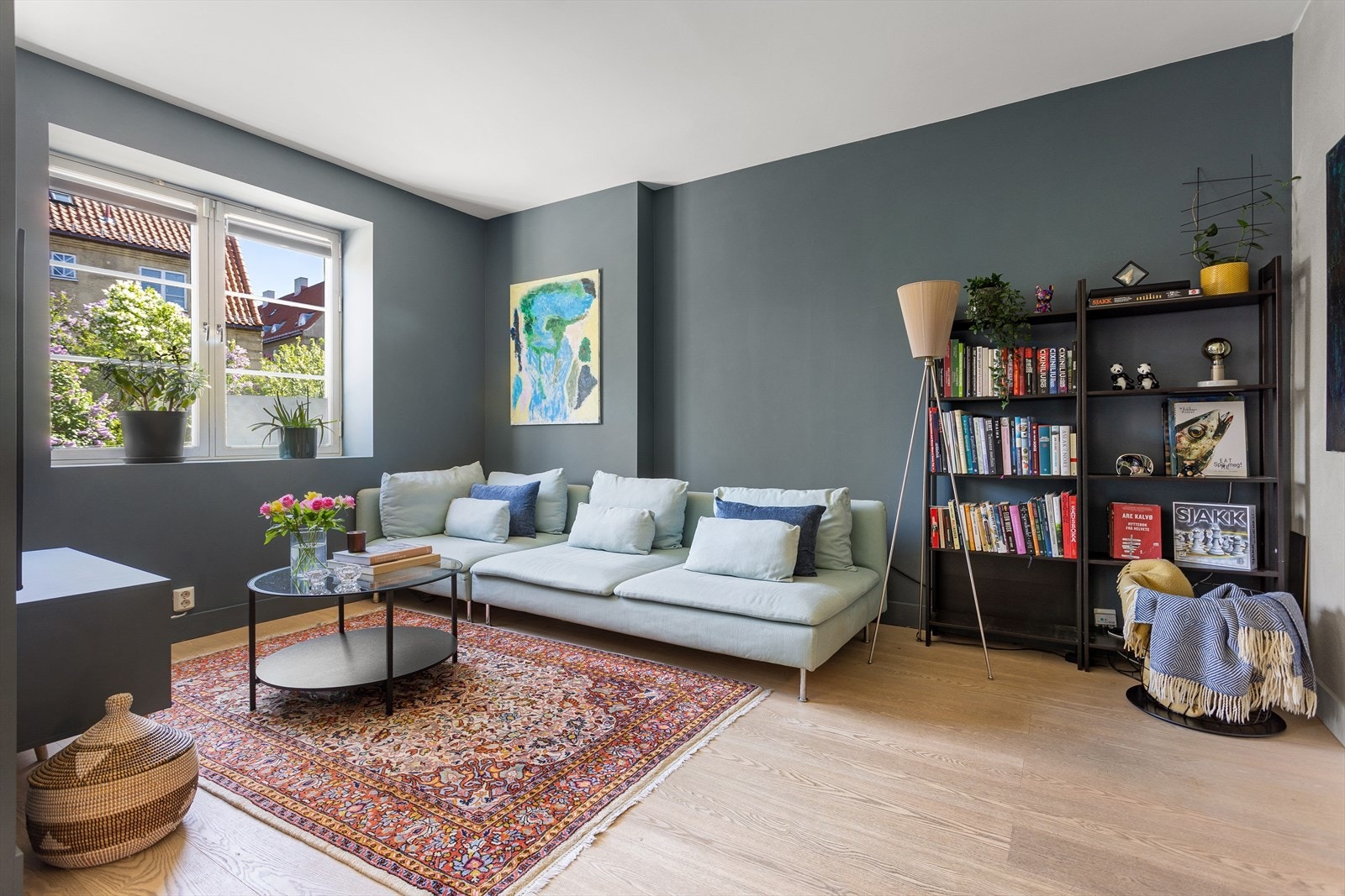 Stuen er malt i en stiling fargetone som står i fin kontrast mot det lyse. Galleribilde