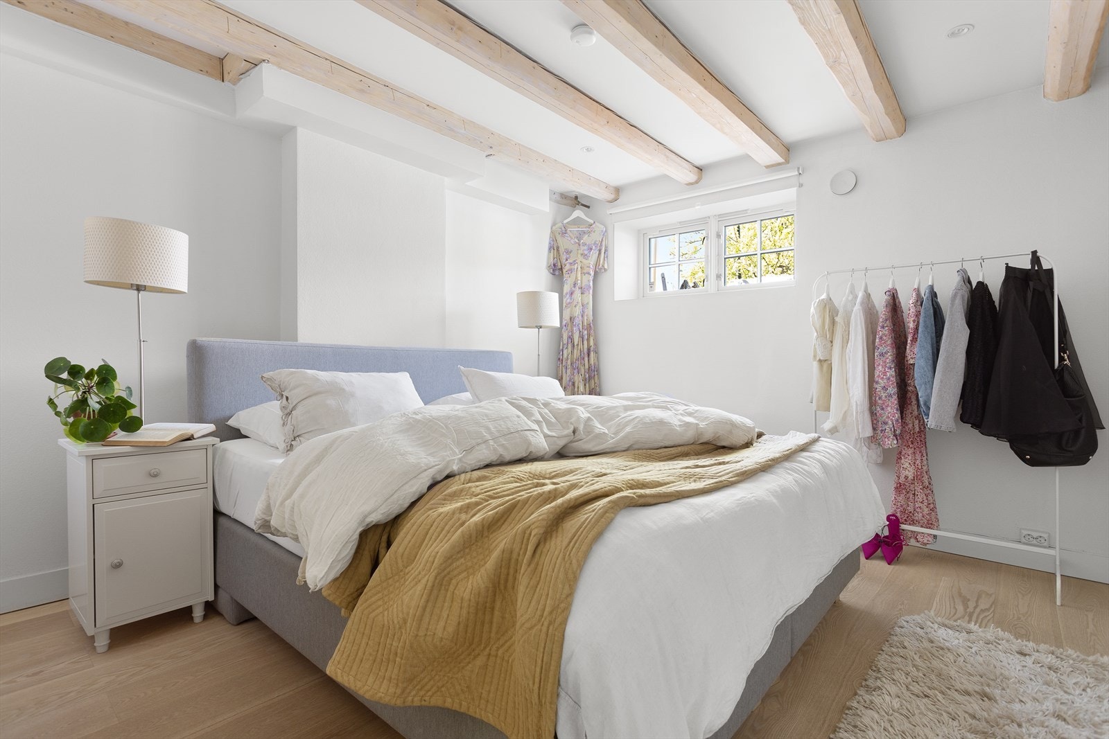 Hovedsoverommet er lyst og av god størrelse med plass til dobbeltseng med tilhørende møblement. Galleribilde