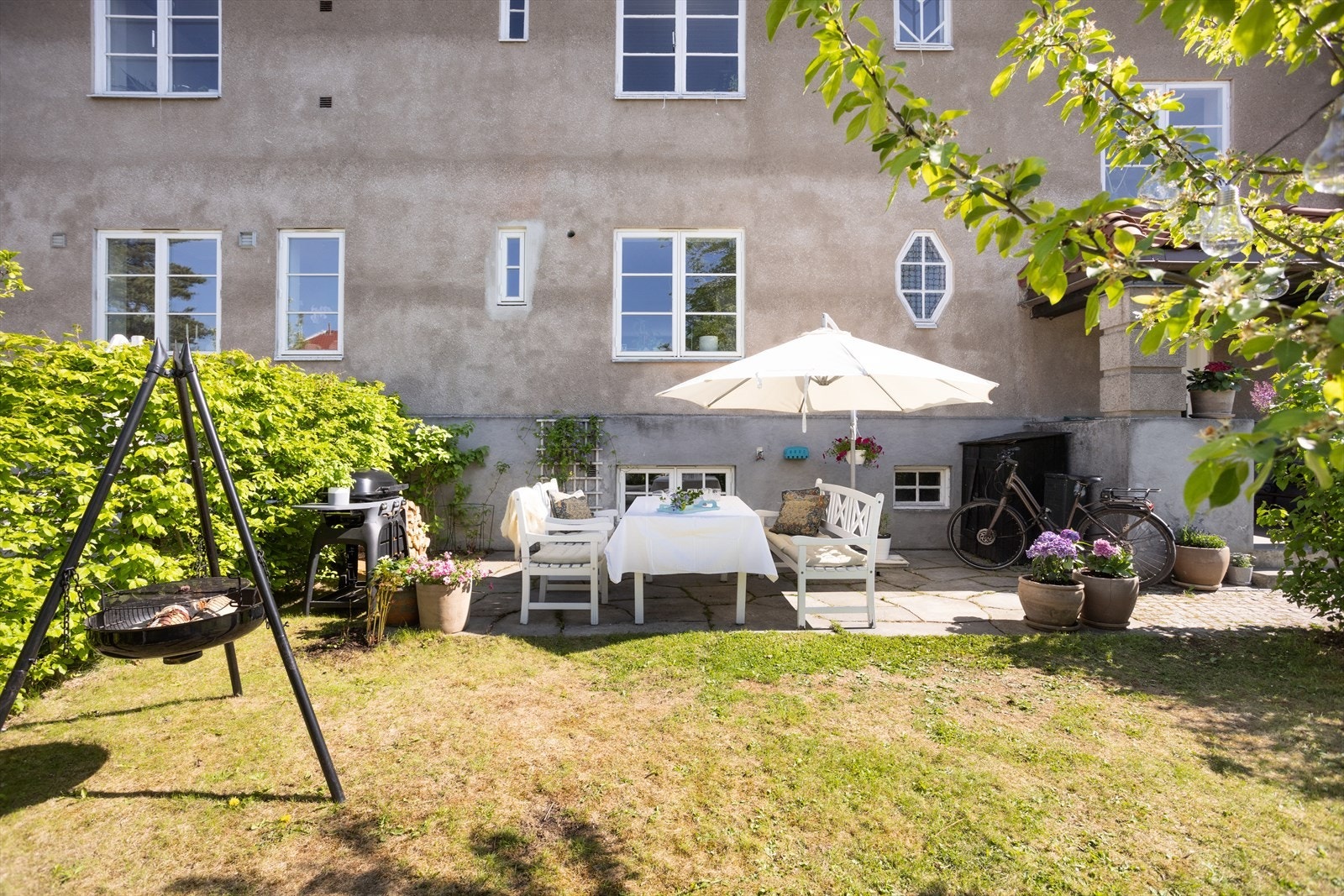 Hagen har flere soner med god plass til både diverse utemøblement, samt lek og moro for de minste. Galleribilde