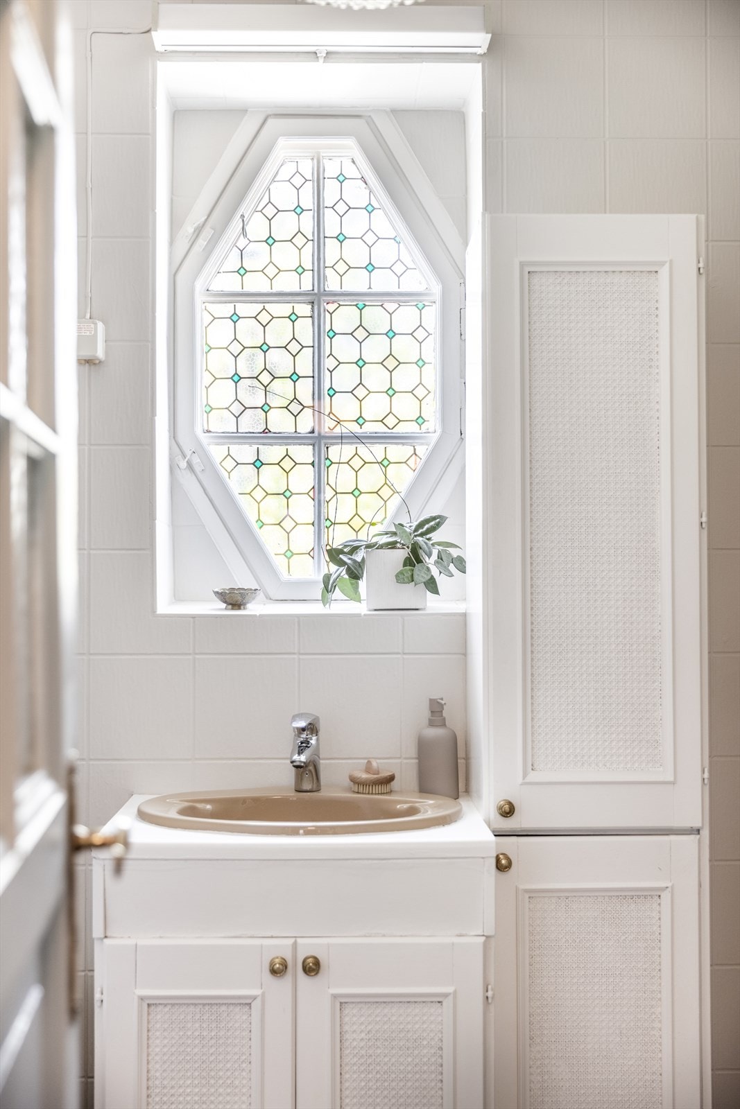 Boligen har to komplette bad - ett i hver etasje. Galleribilde