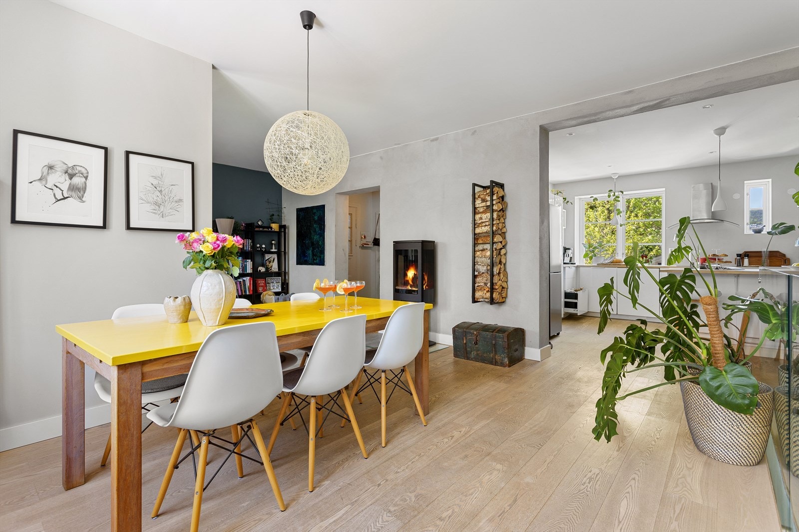 Etasjen har flott enstavs parkett av ask på gulvet og en behagelig takhøyde på 2,59 meter. Galleribilde