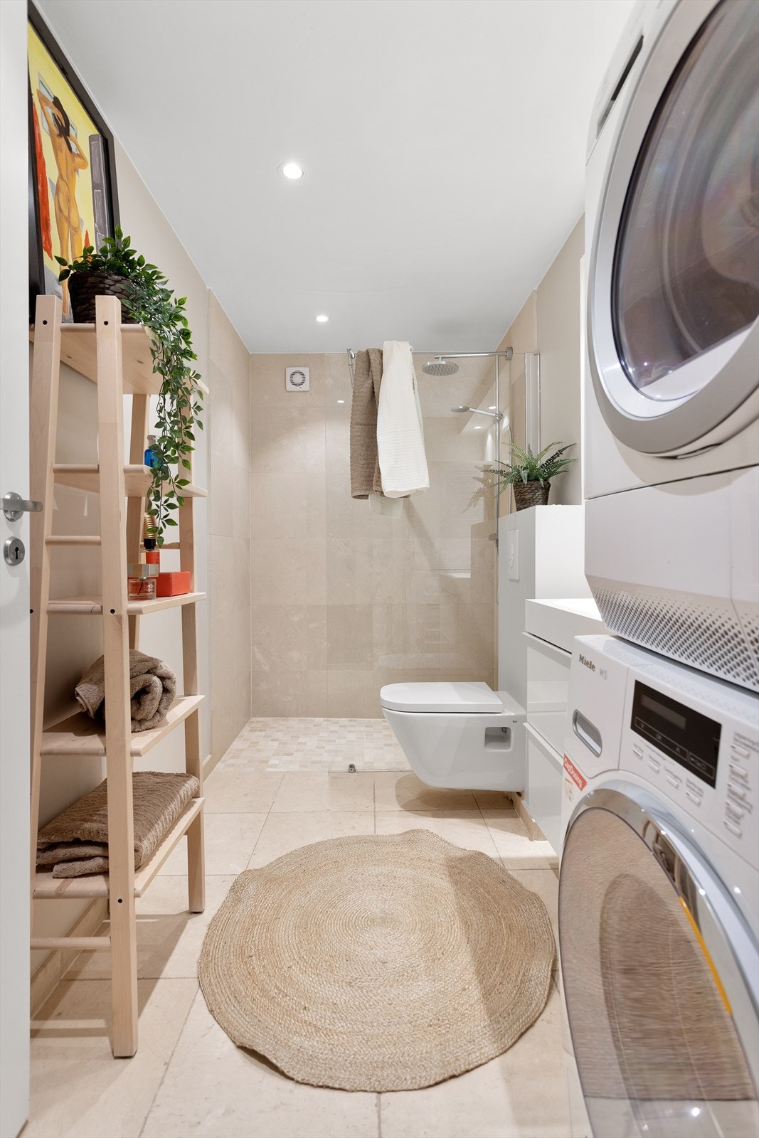 I praktisk tilknytning til etasjens soverom er det er delikat baderom som var nytt i 2015. Galleribilde