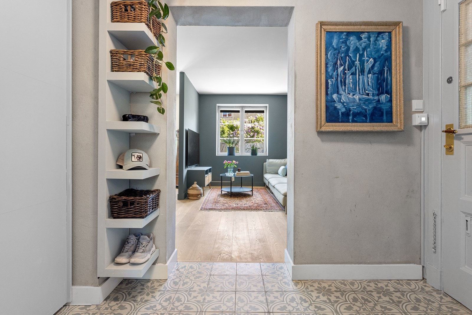 Entréen er hyggelig med plass til oppbevaring av sko og yttertøy skyvedørsgarderobe. Galleribilde