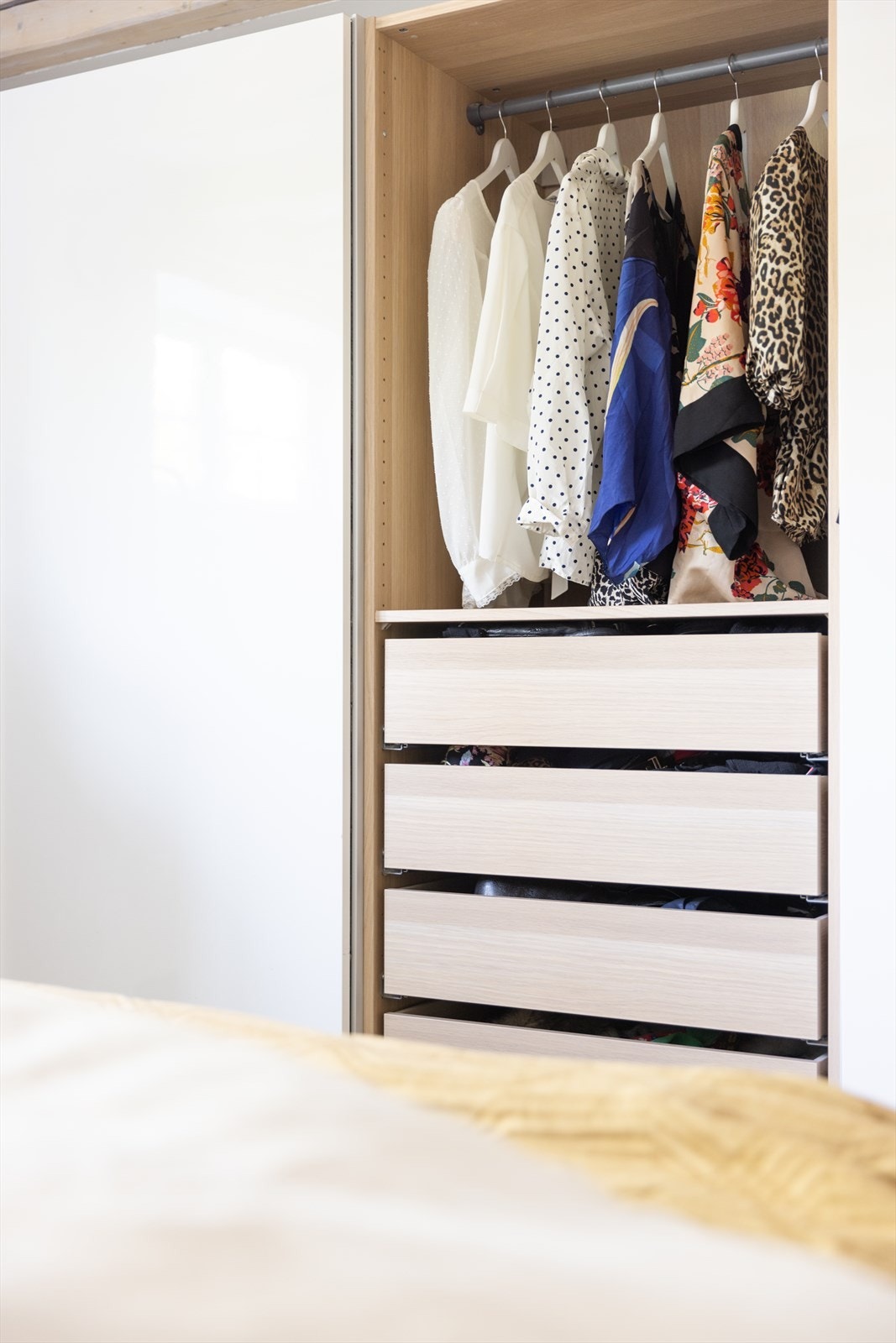 Detaljer | I tillegg er det god plass til oppbevaring i praktisk skyvedørsgarderobe. Galleribilde