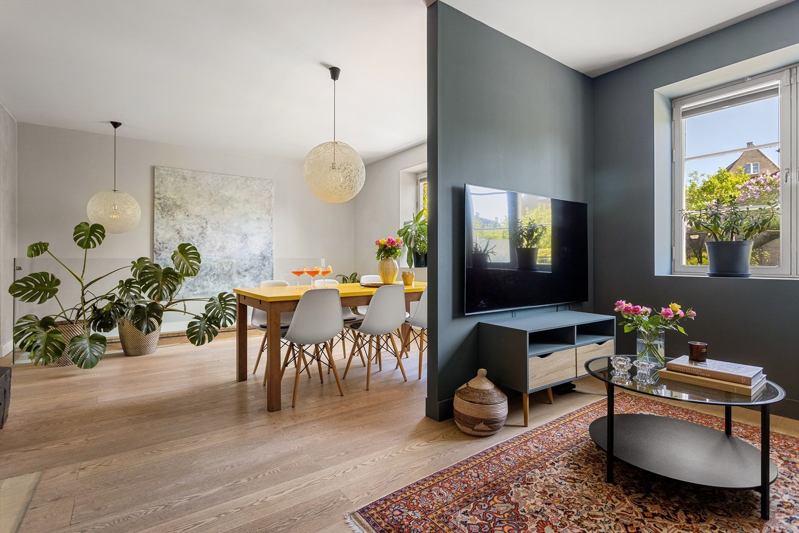 Det er god plass til både sofaseksjon og spisebord, samt flere innredningsmuligheter. Galleribilde