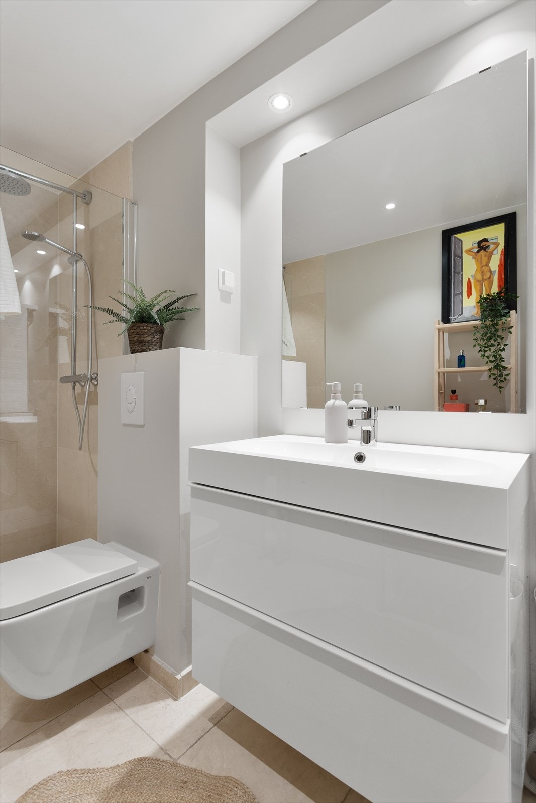 Det er også opplegg for vaskemaskin og tørketrommel på dette badet. Galleribilde