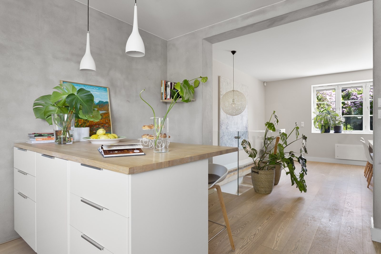 Kjøkkenet har en praktisk barløsning - perfekt for de enklere måltid. I tillegg gir det ekstra skap- og benkeplass. Galleribilde