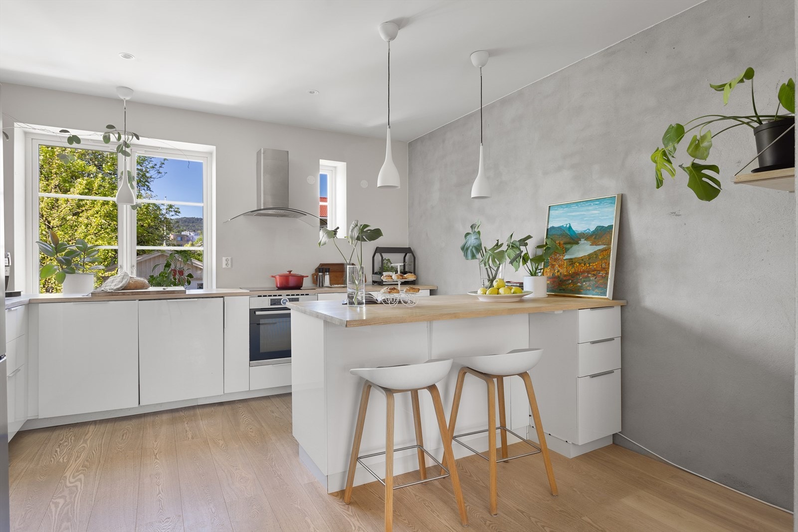 Kjøkkenet har en fin og tidsriktig innredning fra IKEA som var ny i 2015. Galleribilde