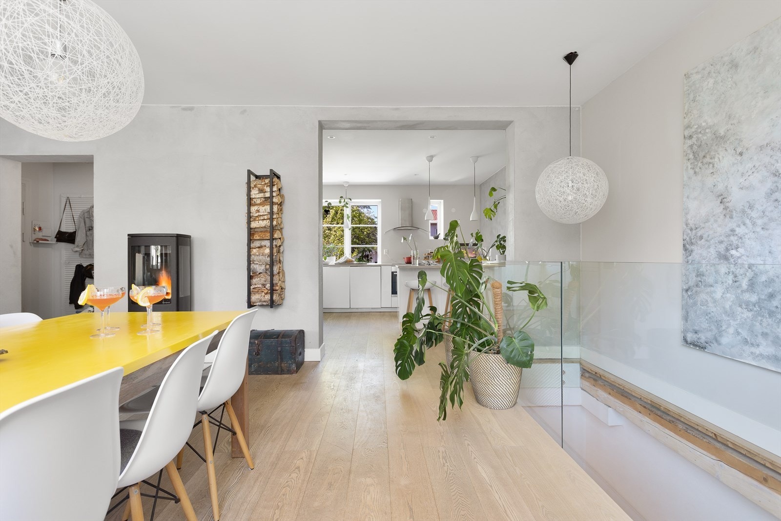 Spisestuen ligger i en sosial og praktisk løsning mot kjøkkenet. Glassrekkverket sørger for godt naturlig lys i trapp og underetasje. Galleribilde