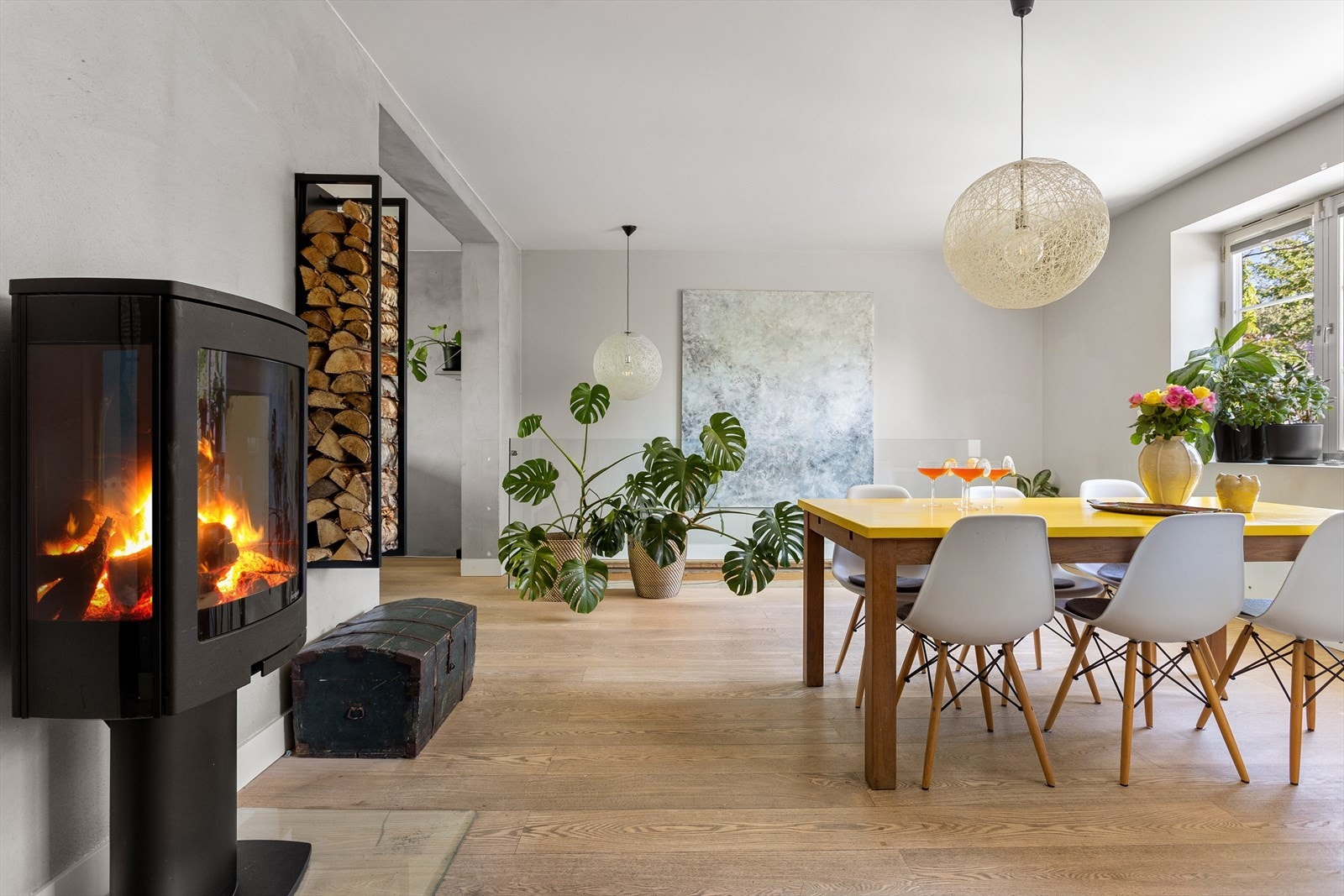 Lun peisovn i stuen som er en effektiv varmekilde på kalde dager. Galleribilde