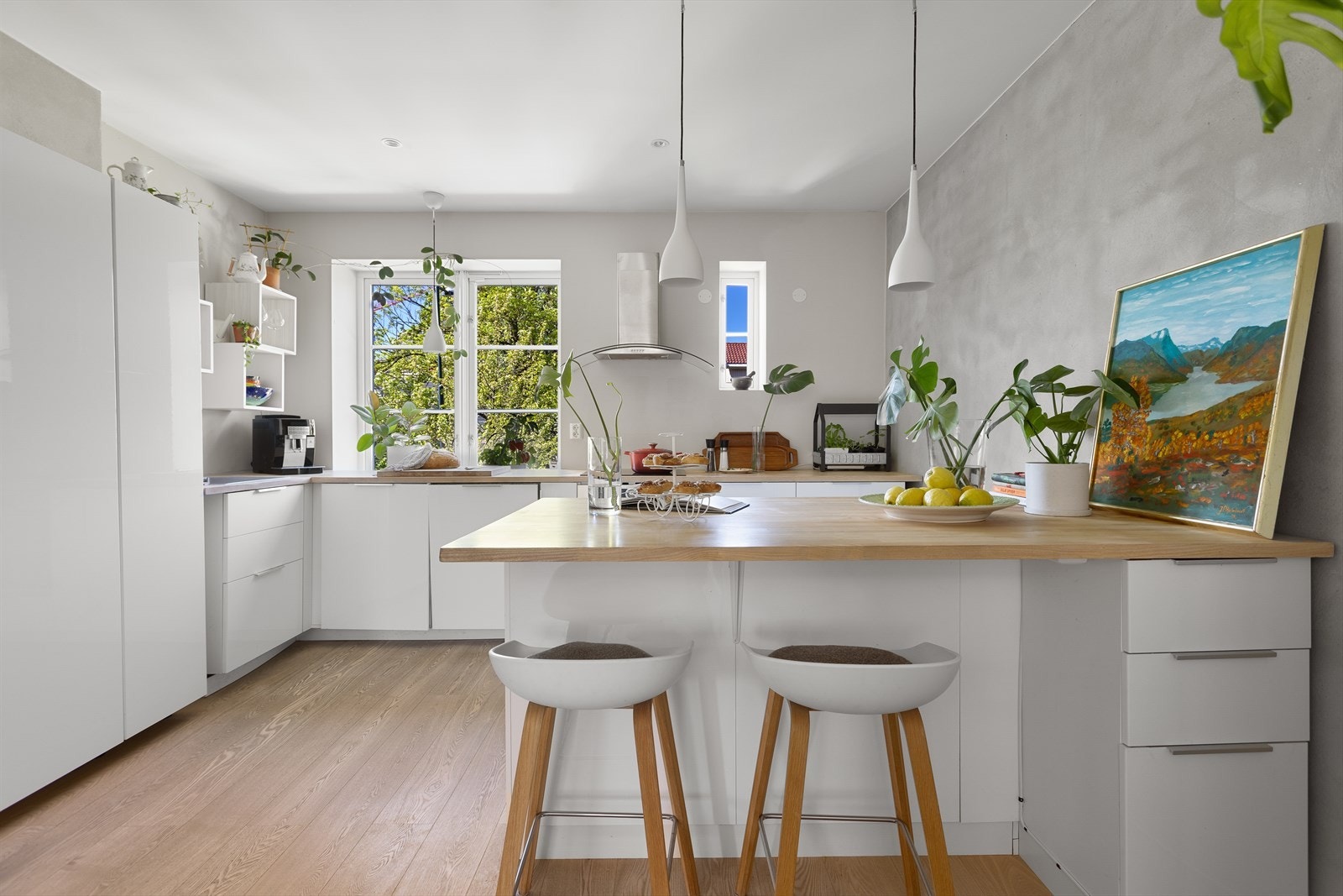 Innredningen består heltre benkeplate, ventilator vifte og nedfelt kum. Videre er det integrert komfy, platetopp og oppvaskmaskin. Galleribilde