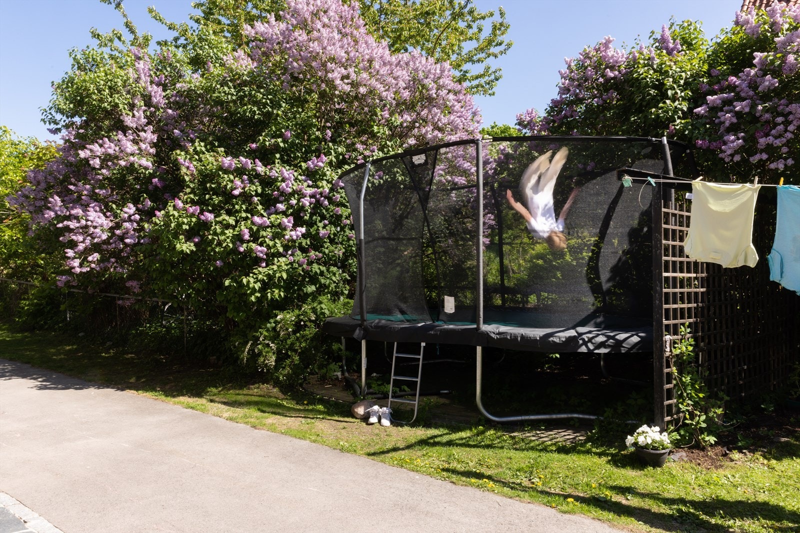 Fellesarealet i båkgården er en sosial sone der både store og små garantert vil trives. Fra boligen er det kort vei til Eventyrplassen, der barna kan klatre og leke gjemsel i syrinbuskene eller stå på skøyter om vinteren. Galleribilde