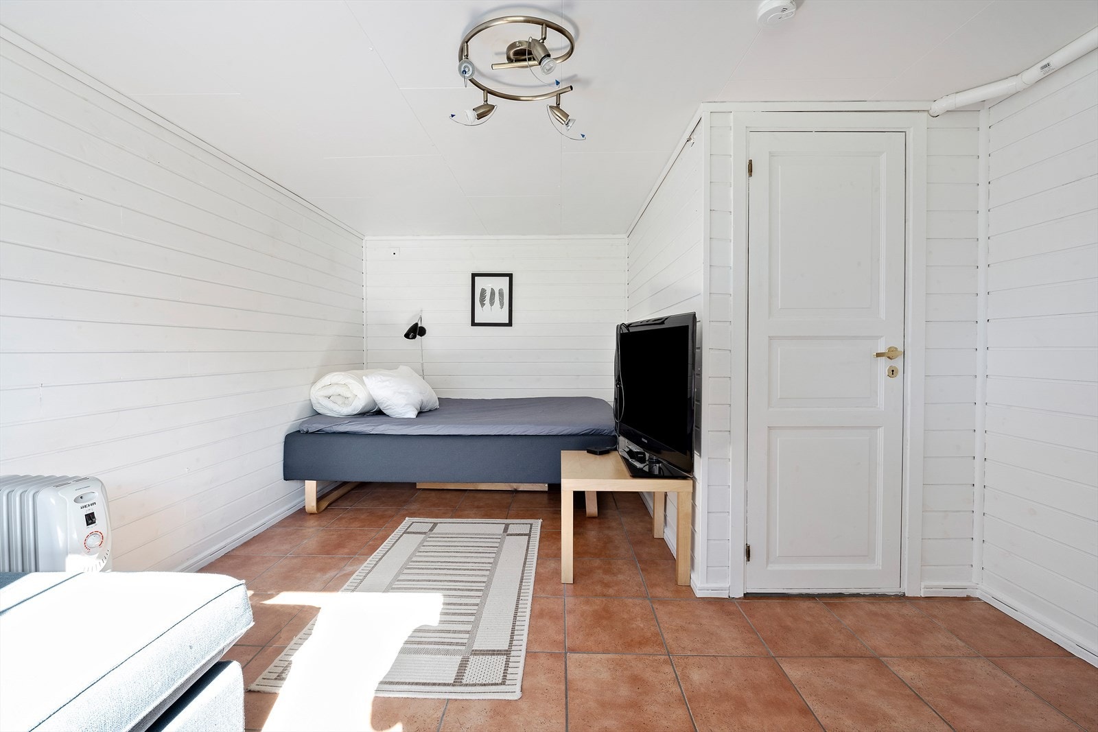 Soverom 1 kjeller, med godkjent rømningsvei/vindu. Bod til høyre med varmtvannsbereder. Galleribilde