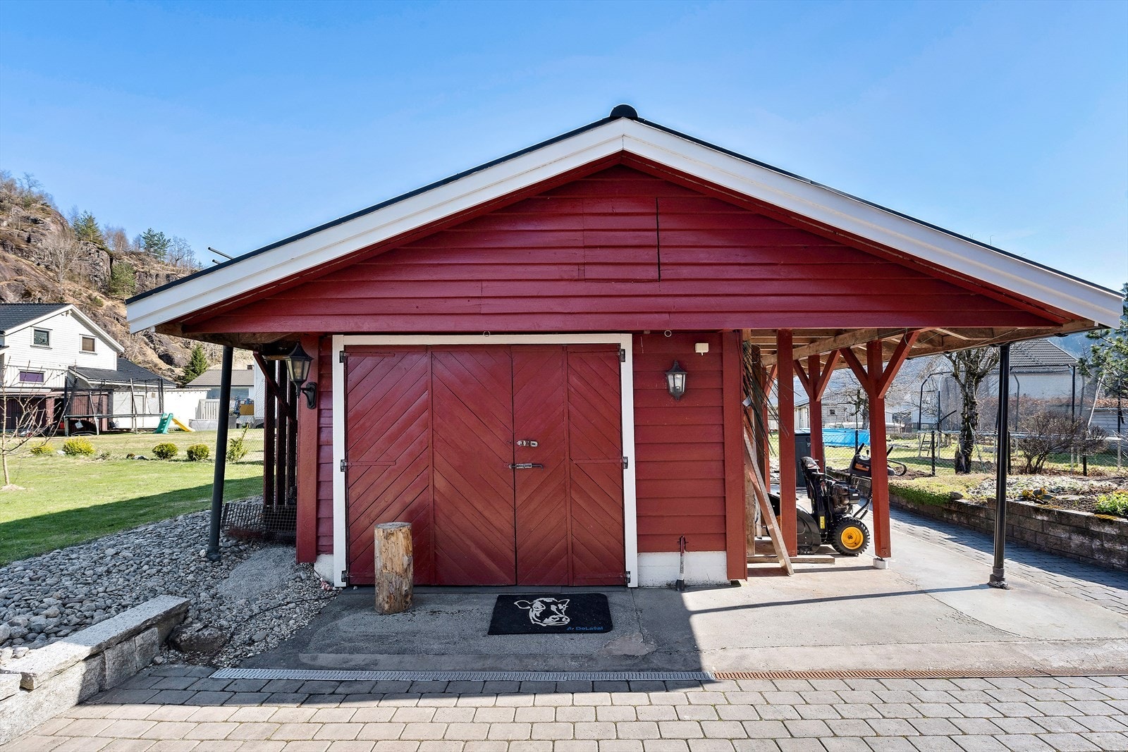 Garasjen er innredet med to boder / hobbyrom. Galleribilde