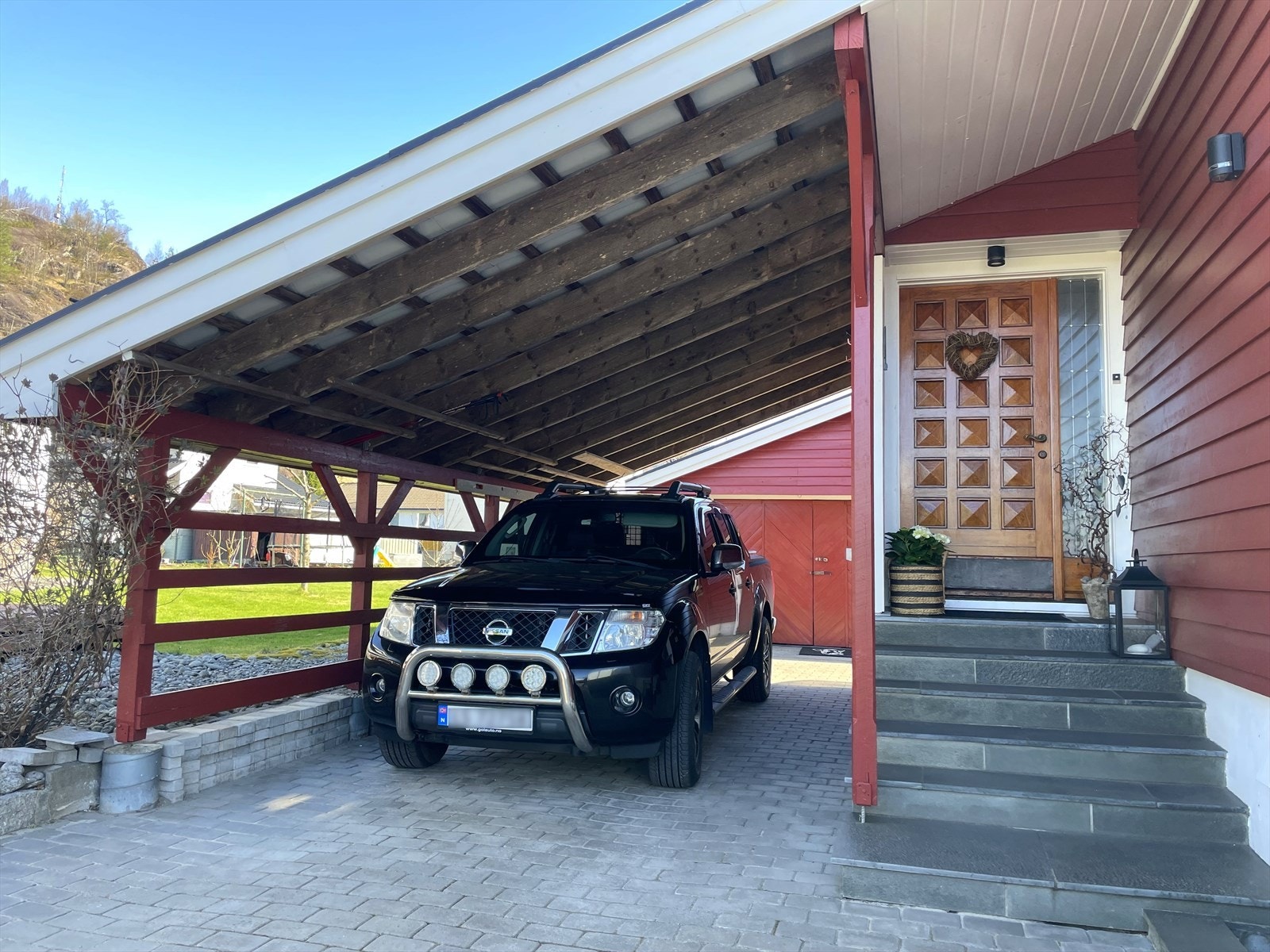 Inngang og carport Galleribilde