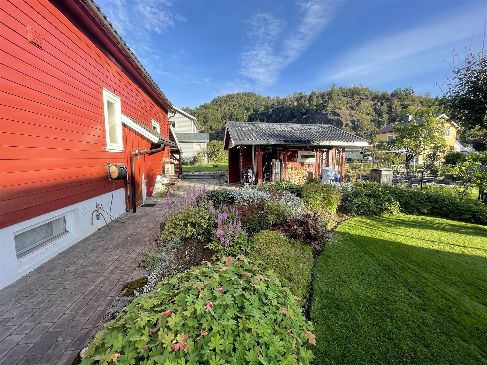Sommerbilde - Meget flott opparbeidet hage Galleribilde