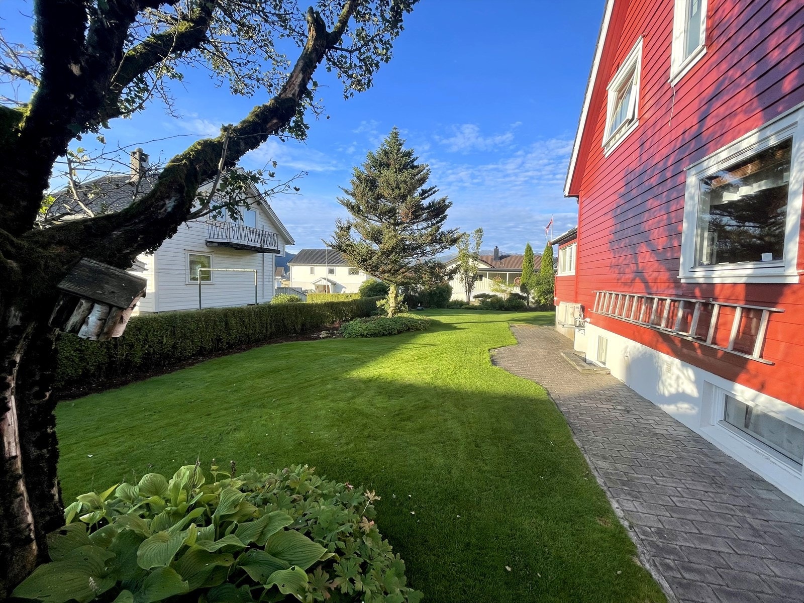 Sommerbilde - Meget flott opparbeidet hage Galleribilde