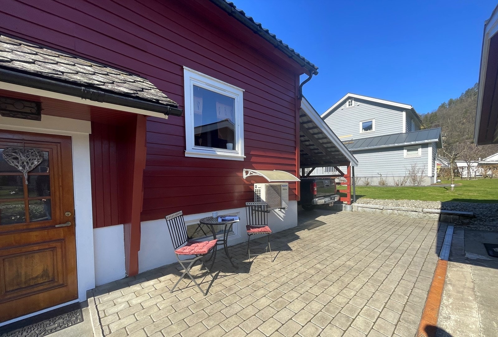 Uteplass på baksiden av huset. Inngang til kjeller Galleribilde