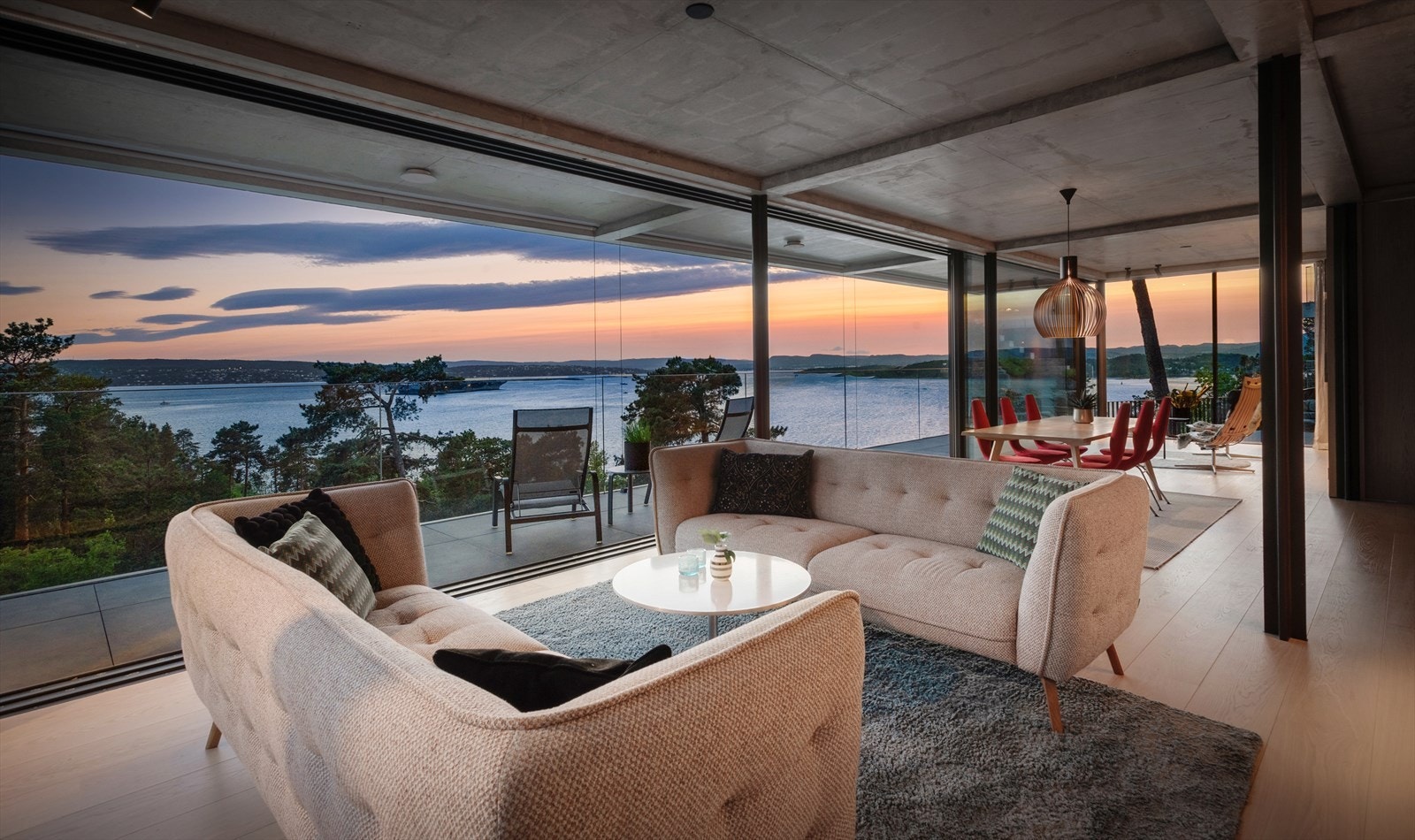 Boligen har en gjennomtenkt planløsning hvor oppholdssonene er store og glir naturlig i hverandre Galleribilde