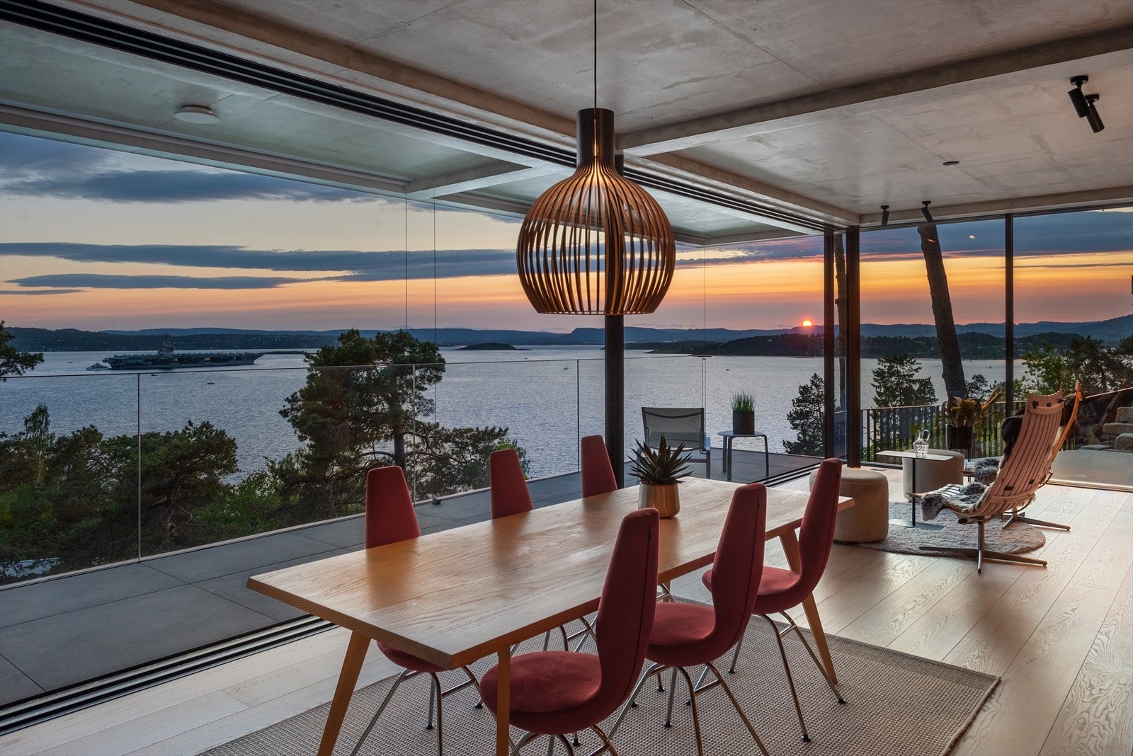 Store, solrike og vestvendte uteplasser med utgang fra stuene og hovedsoverommet Galleribilde