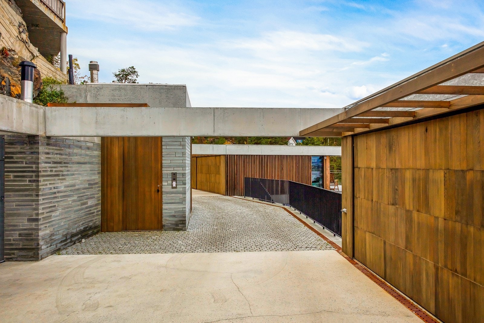 Fra von Øtkens vei kjører man inn igjennom en privat tunnel i fjellet før man kommer til eiendommen Galleribilde