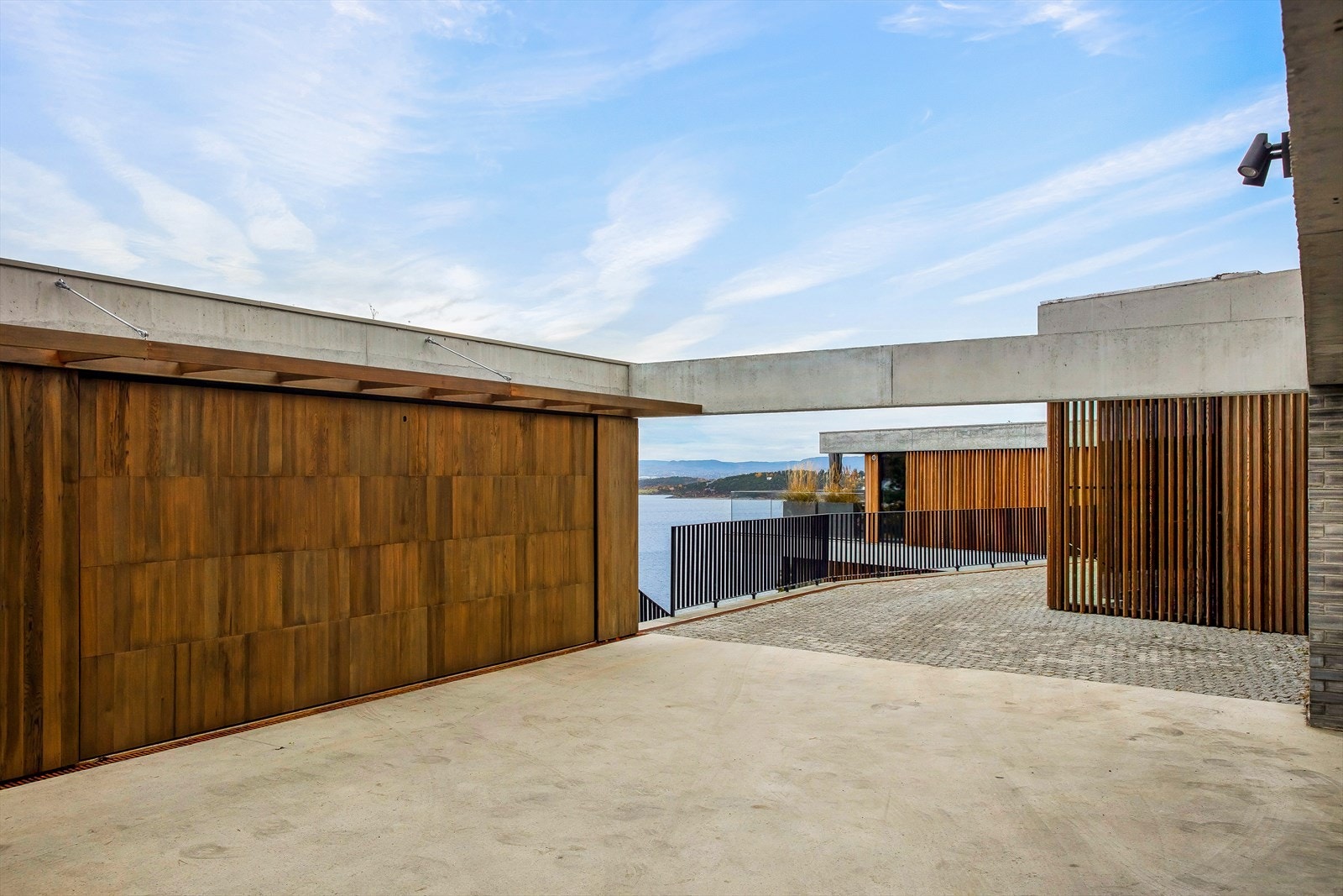 Fasader er kledd med sedertre, skiferstein og synlig betong, mens innvendig er boligen med overflater av eik og betong Galleribilde