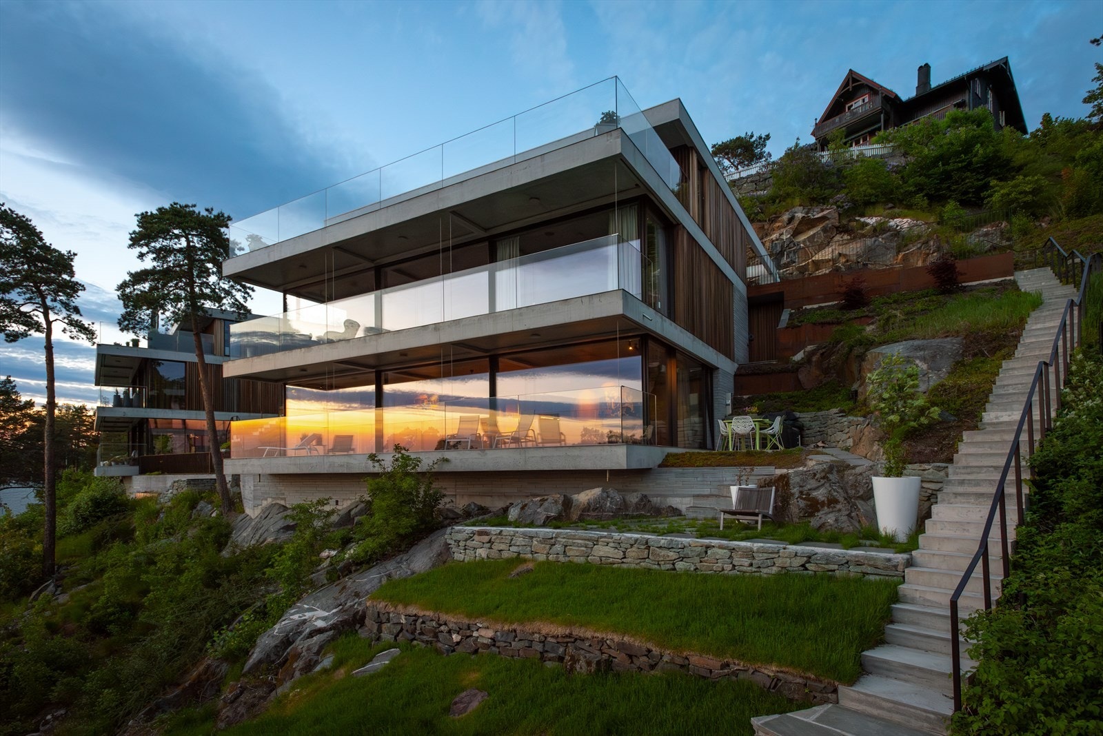 Beliggende ytterst på en bratt åskam med vidstrakt utsikt fra sørvest til Oslo by og innseiling Galleribilde