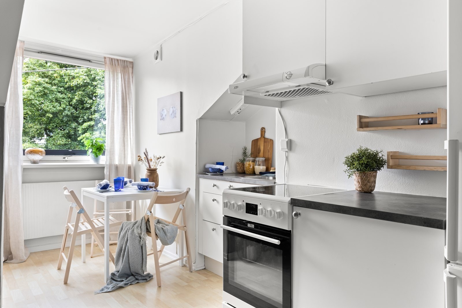 Kjøkkenet har hvite laminerte fronter, laminert benkeplate og overmontert oppvaskkum med ettgreps svingbart blandebatteri fra Oras. Galleribilde