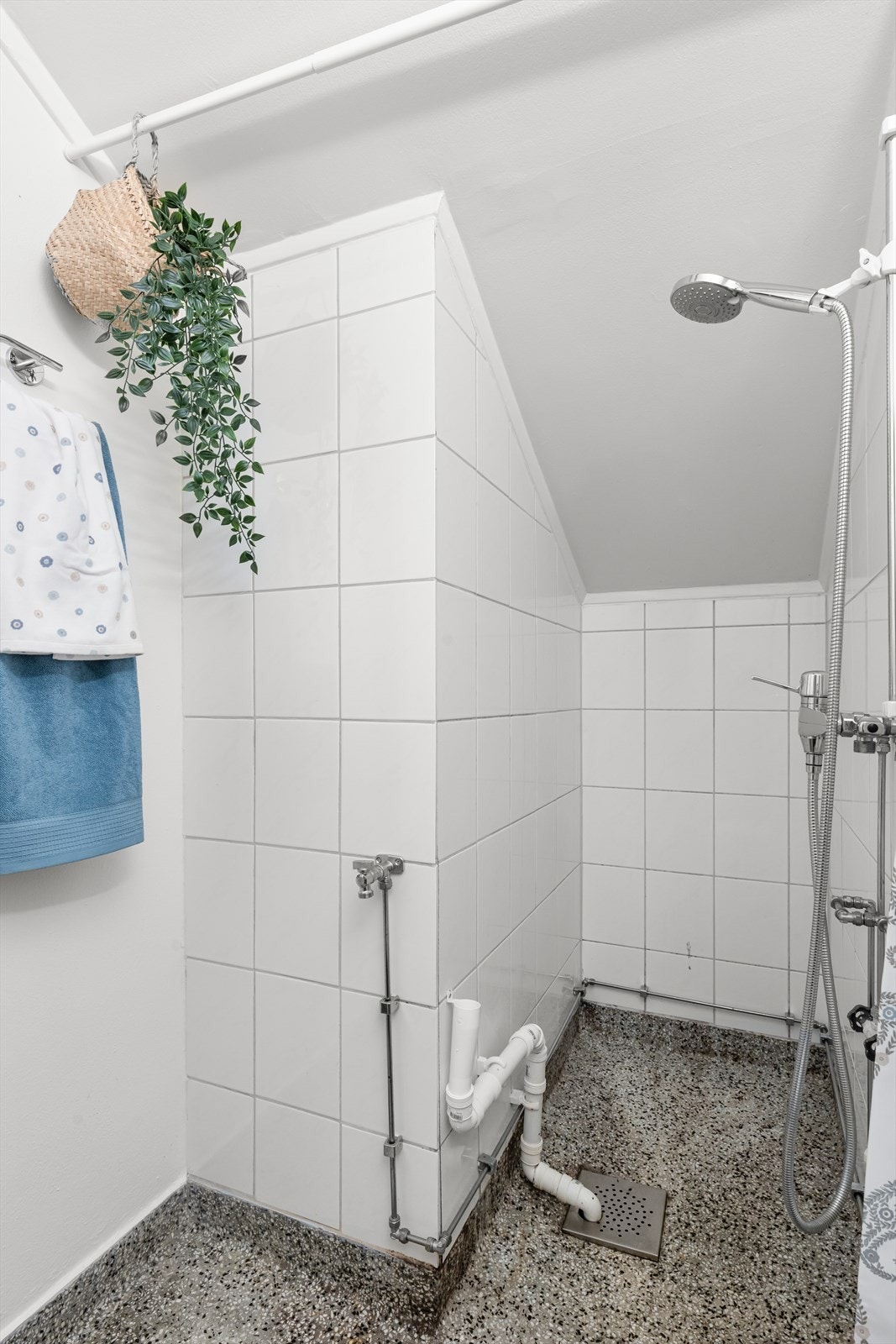 Videre er det dusjnisje med ettgreps blandebatteri fra Mora og opplegg for vaskemaskin. Galleribilde