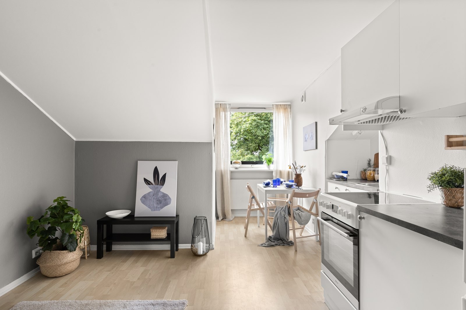 Med sin gode romfordeling og gode vindusflate som gir rikelig med lys, oppleves stuen som fin og luftig. Galleribilde