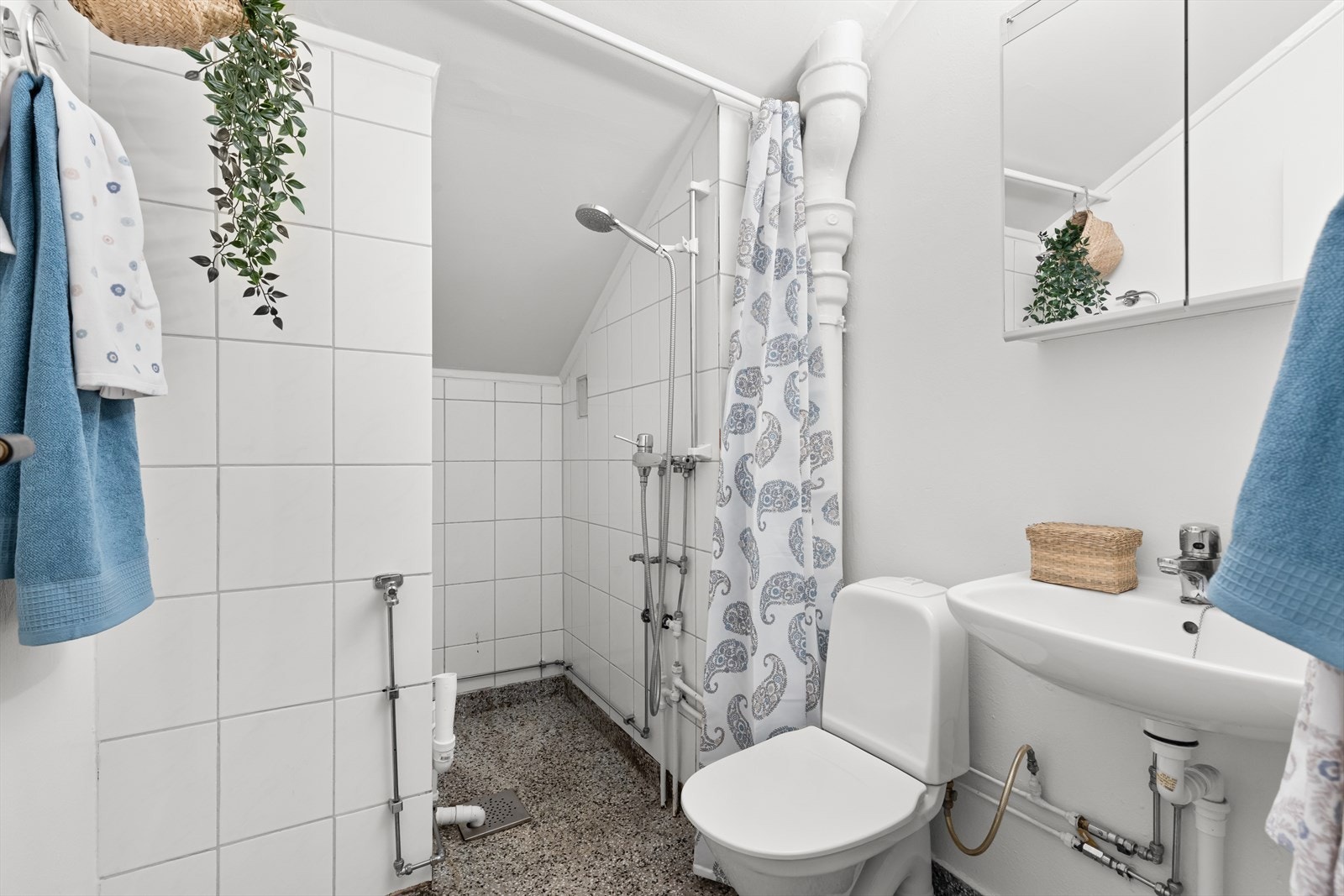 Badet er utstyrt med hvit servant med ettgreps blandebatteri fra Oras og veggmontert speilsal over servant med overmontert lysarmatur. Galleribilde