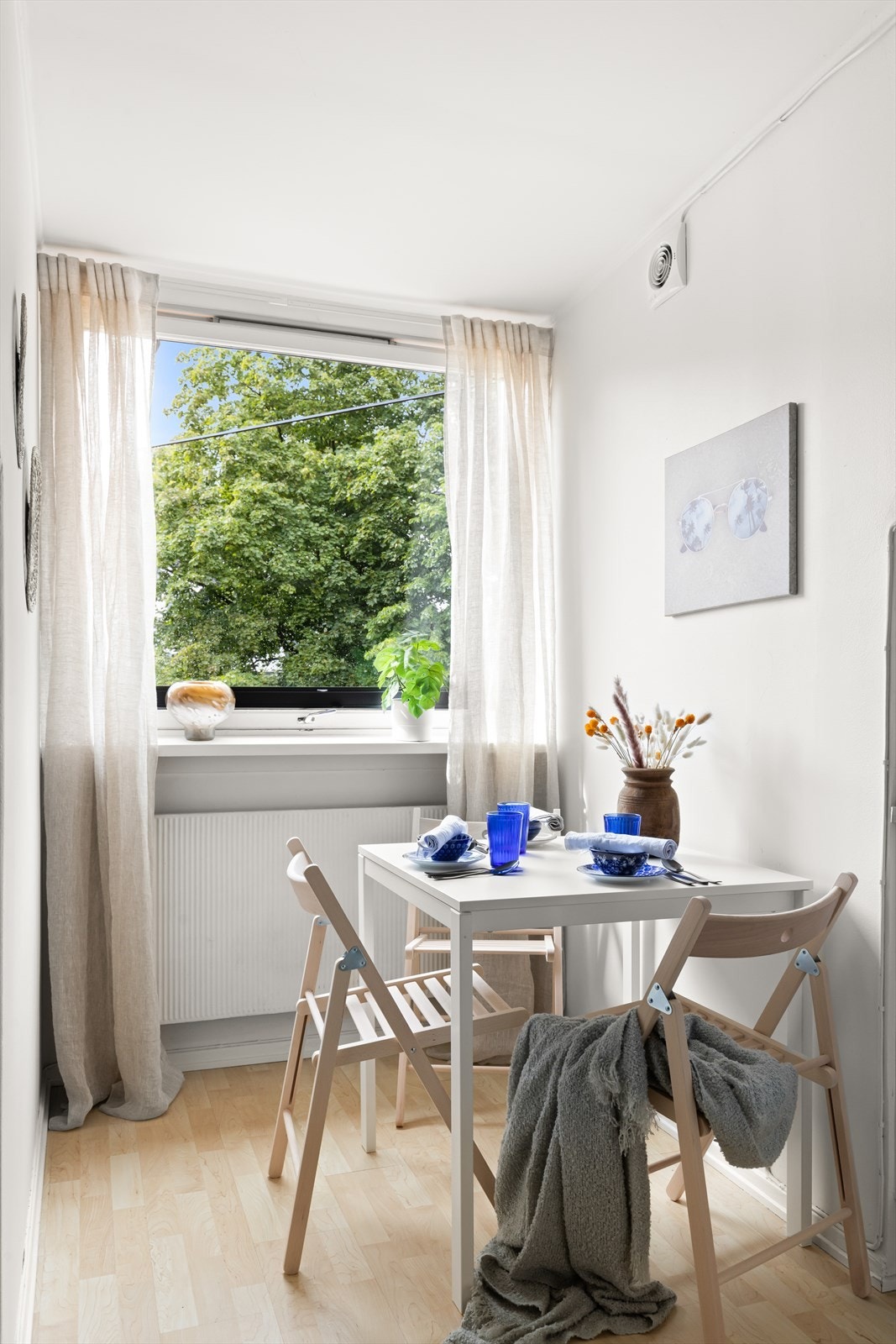 I tillegg er det plass til et lite spisebord ved vindu. Galleribilde