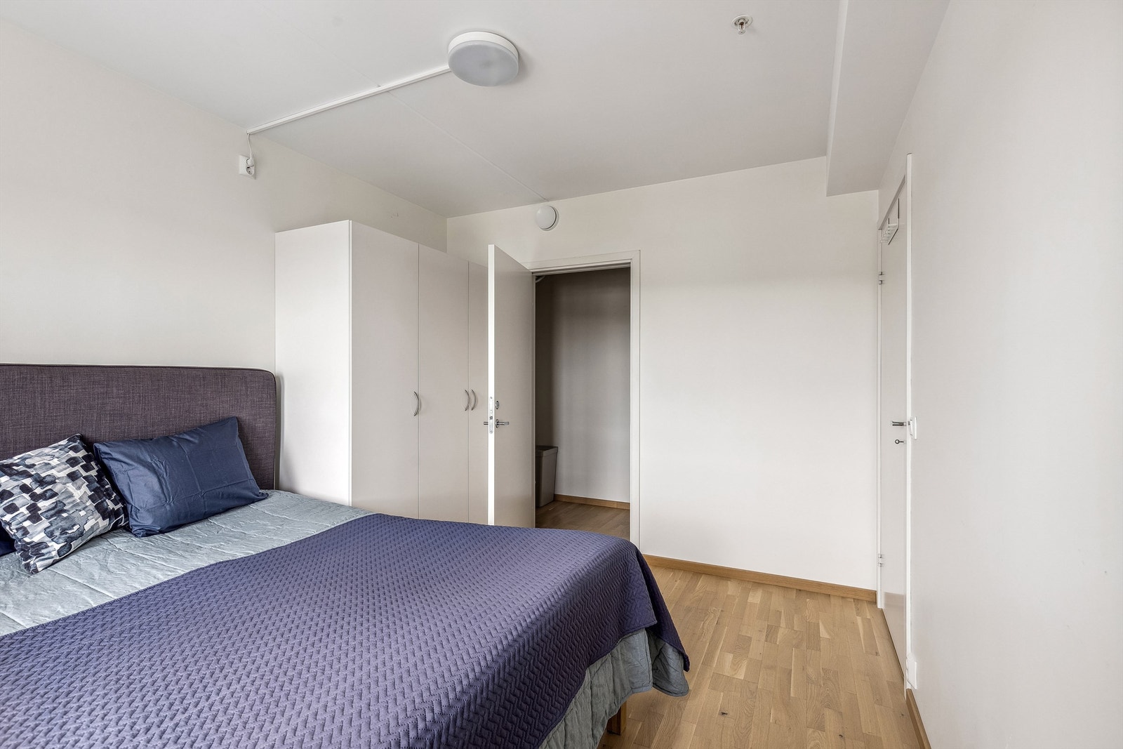 Soverommet har tilgang til bod/ klesrom og rikelig med garderobeplass. Galleribilde