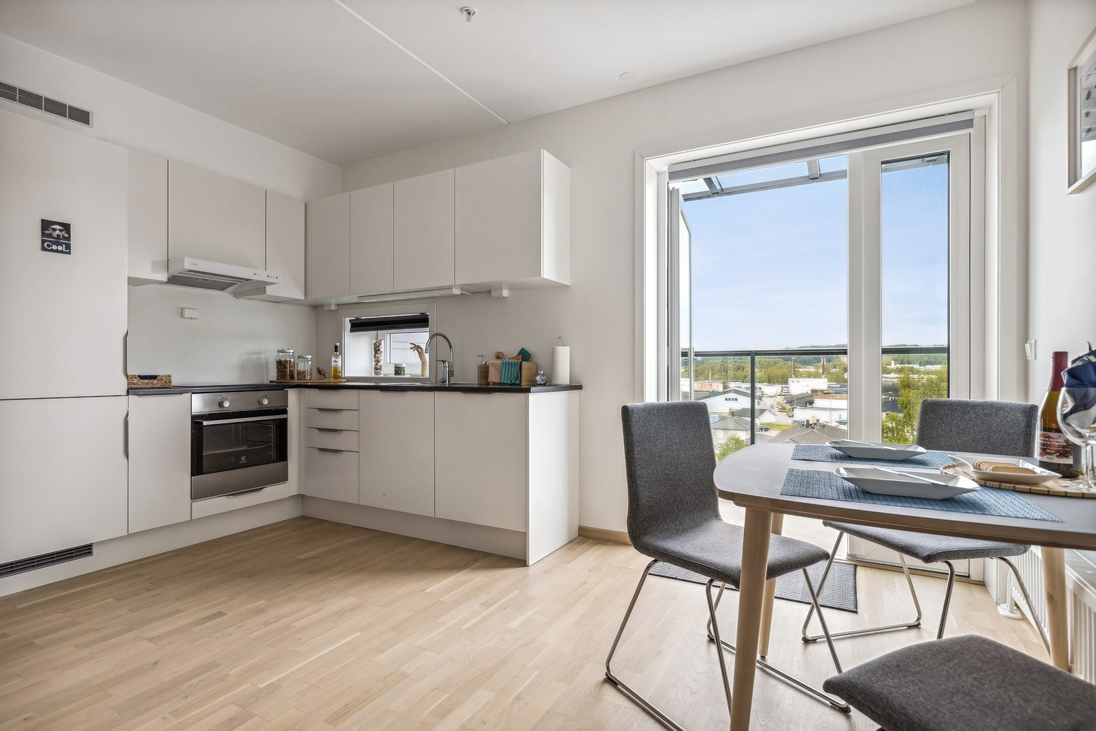 Toppleilighet med utsikt og ettermiddagssol. Galleribilde