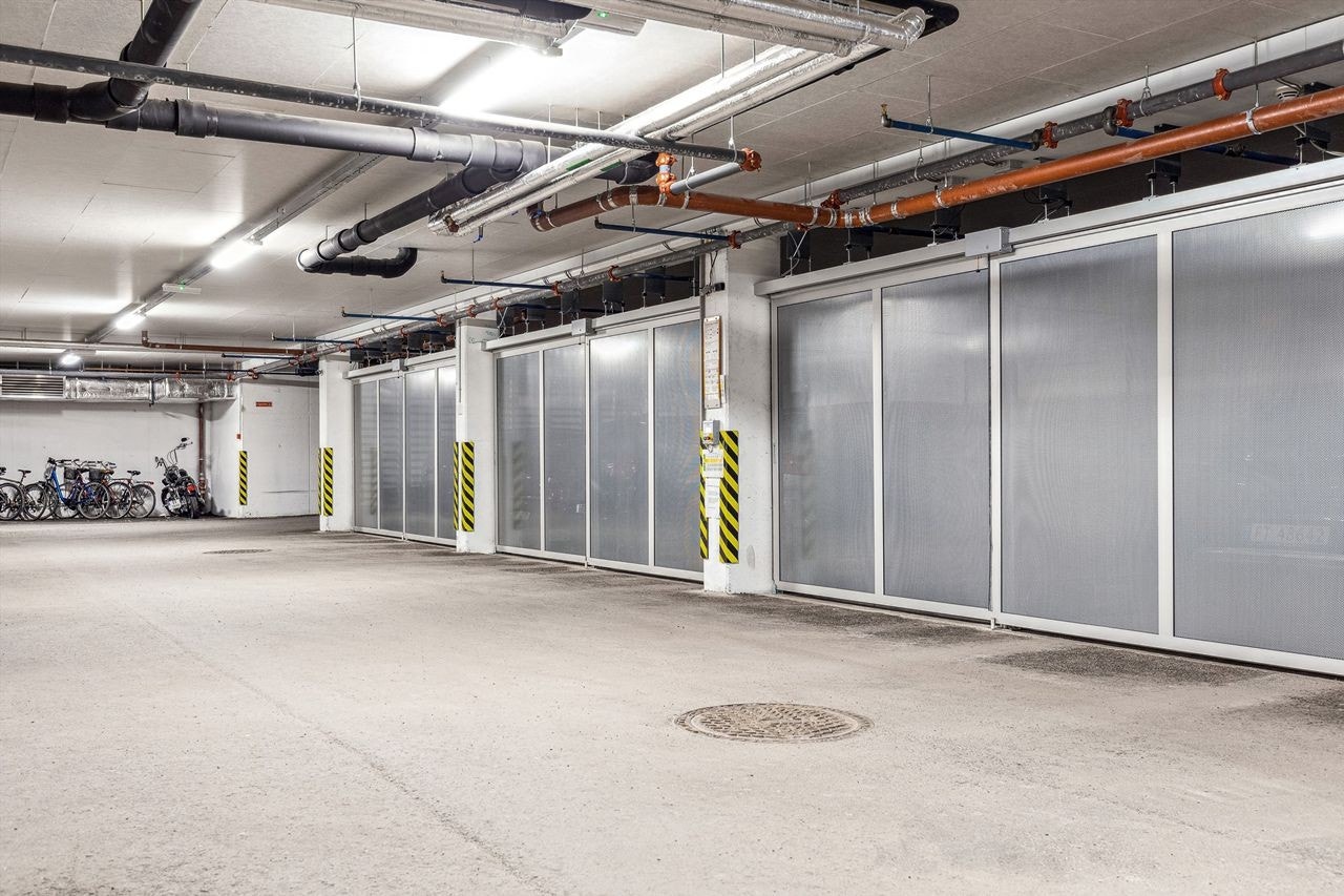 Parkeringsplass i garasjeheis Galleribilde