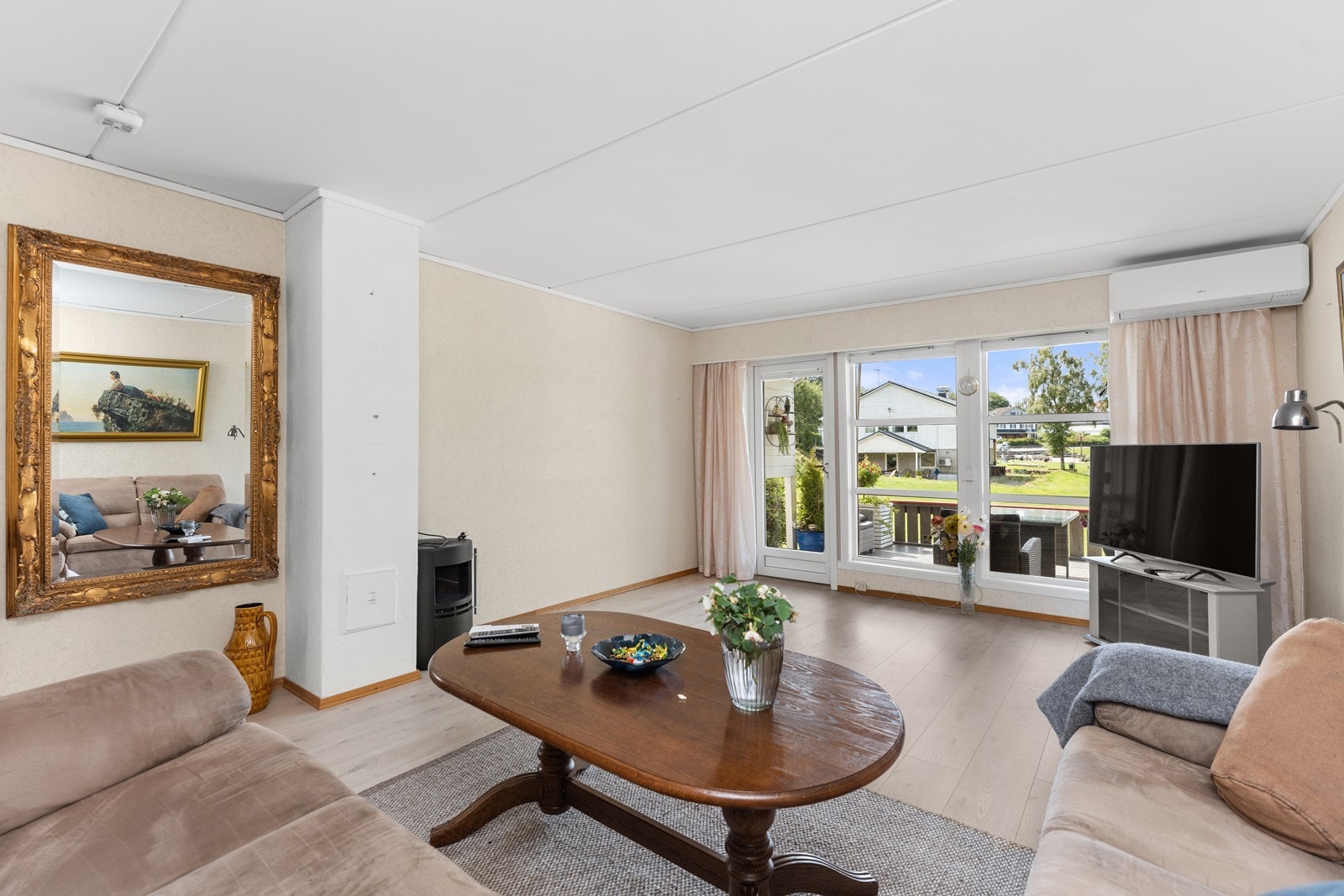 Store vindusflater som slipper inn mye naturlig lys Galleribilde